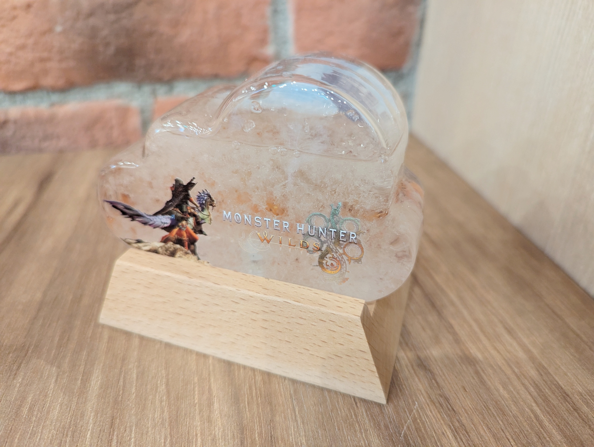 お？と目を引いたのが「ストームグラス」(税込4,950円)。液状の部分にはオイルが入っているのだが、オイル内の結晶が、湿度や温度など何らかの環境の変化によって、見た目が変化していくのだという。原因が化学的に説明できないとのことで、モンハンワイルズらしい不思議なインテリアアイテムとして今回コラボグッズとして販売することになったという