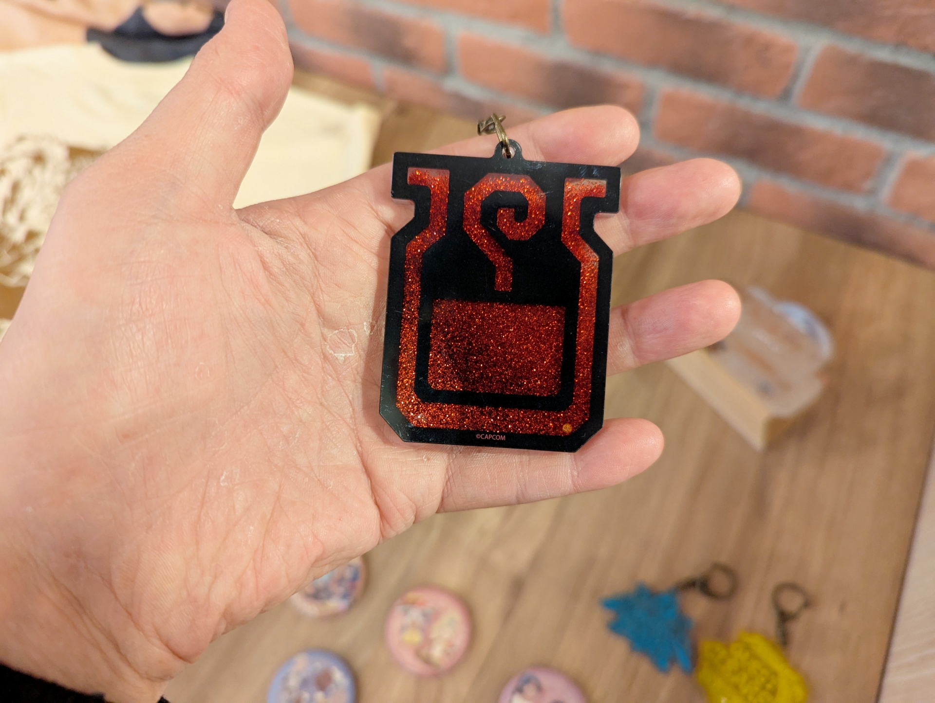 グリッターキーホルダー(全3種、税込1,320円)は、内部のグリッターオイルが動くことで、見た目が変化する