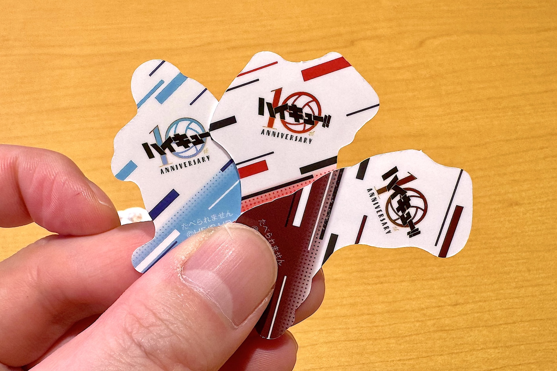 ピックの裏はロゴと各高校のチームカラーがデザイン