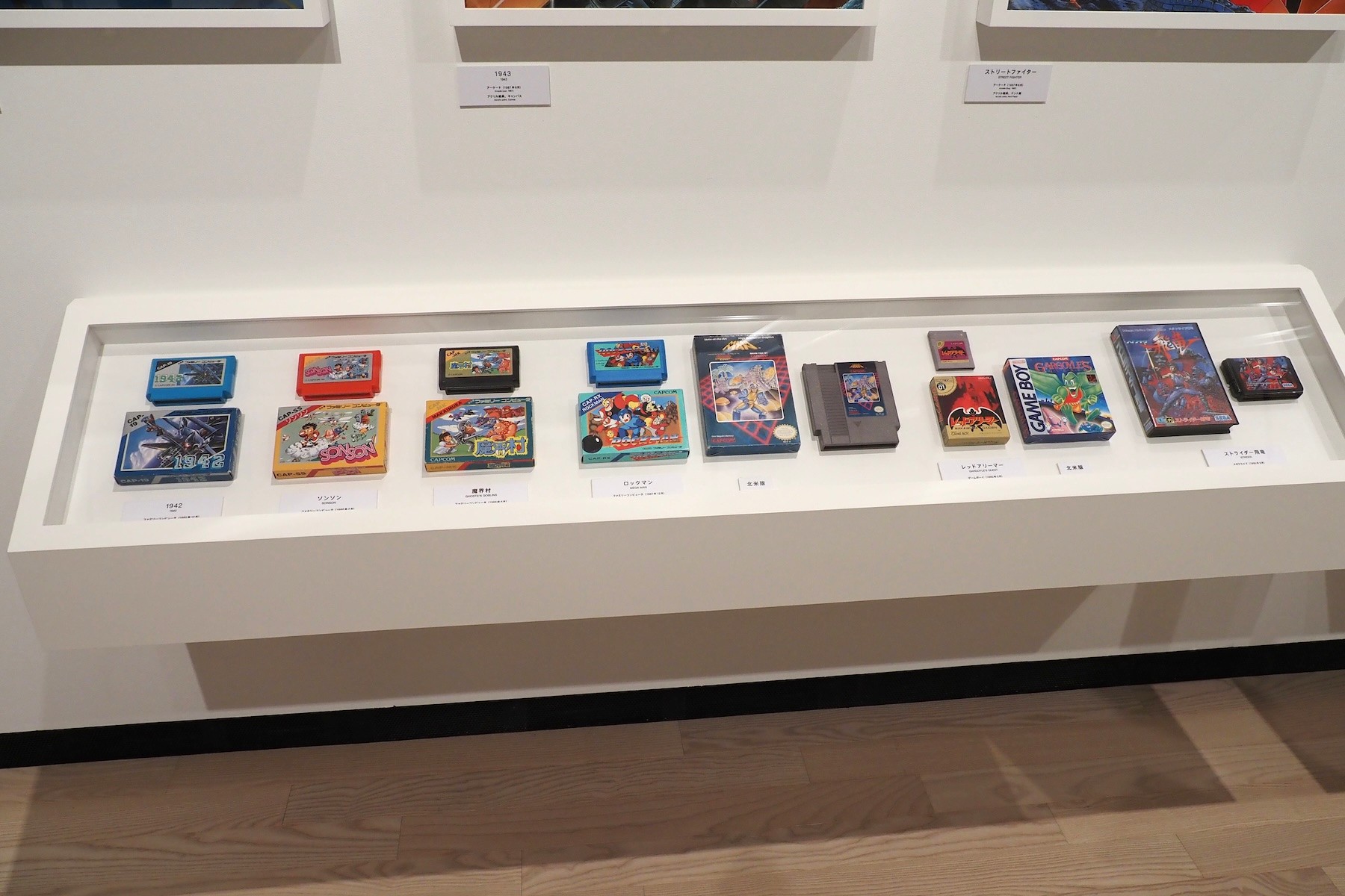 メインアートがどのように使われたのか、パッケージやカセットも併せて並べられている