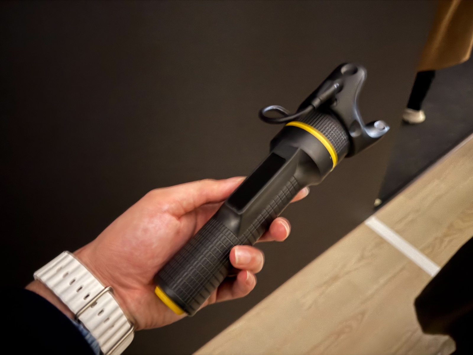 懐中電灯型のセンサーを持って入る。実際に光るわけではない