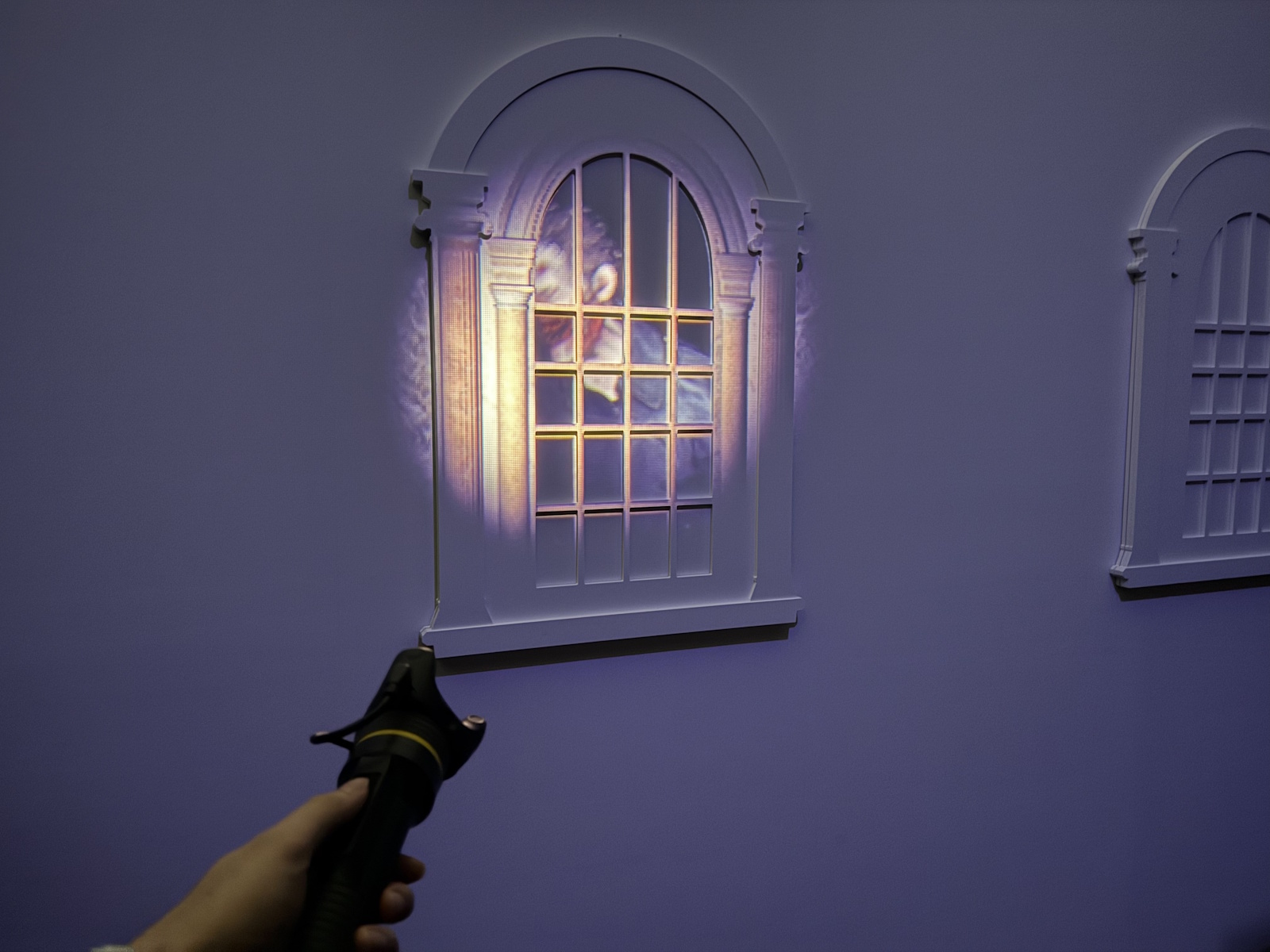 だがセンサーを向けた方向だけが照らされ、まるで本当に光っているような感覚だ