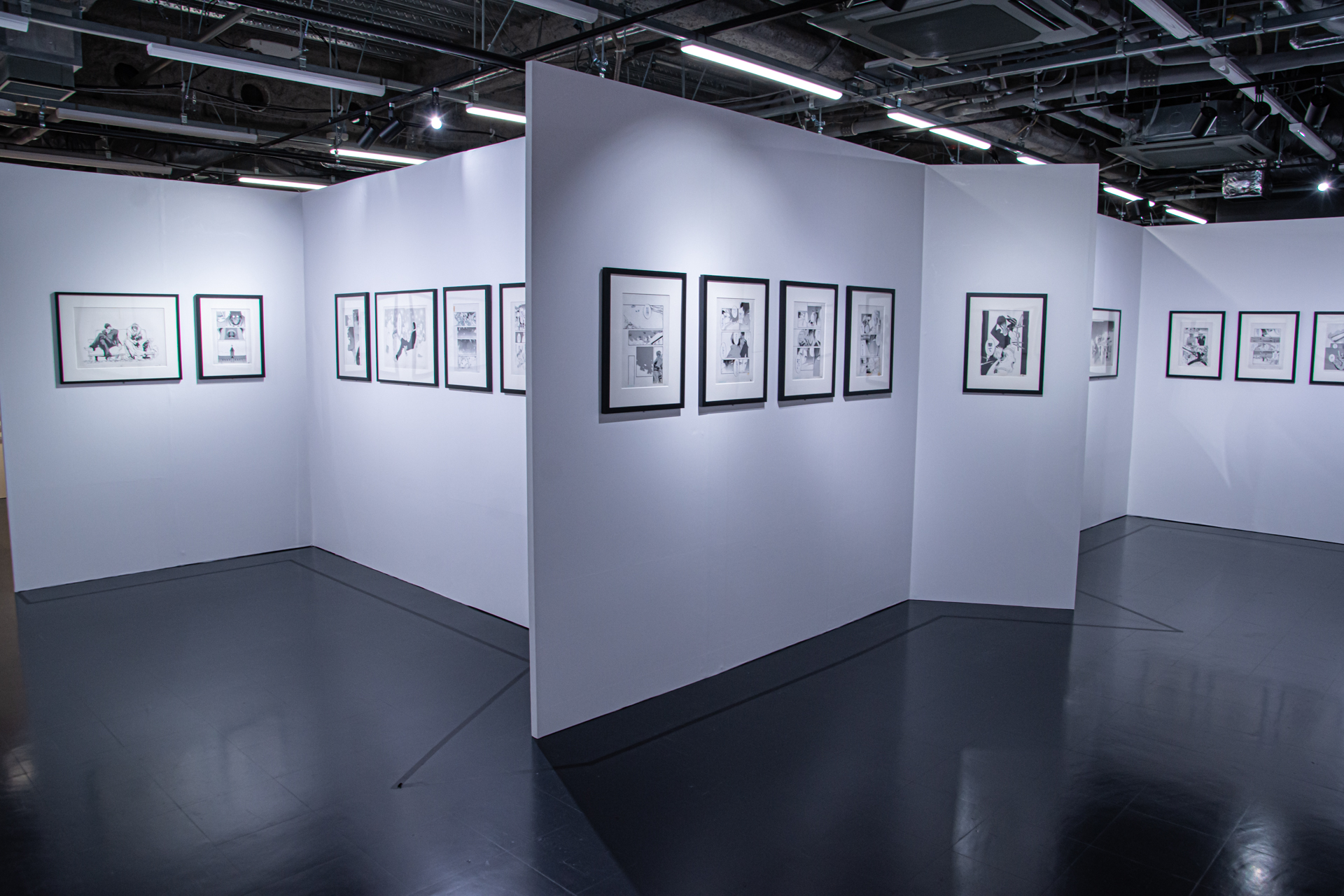 以前描かれたヴァッシュと対になるようデザインされた描き下ろしのニコラスや、生々しい修正の跡まで見ることができる生原稿