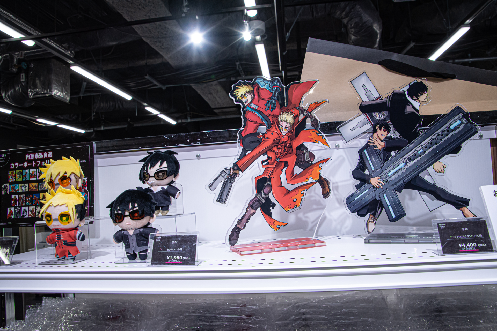 物販ではアクスタや缶バッジ、ぬいぐるみのほか、アメコミのカバーを思わせる色使いが魅力的な内藤泰弘氏自選のカラーポートフォリオなども販売されている（物販は一部撮影禁止となっており、今回特別に撮影許可を得ている）