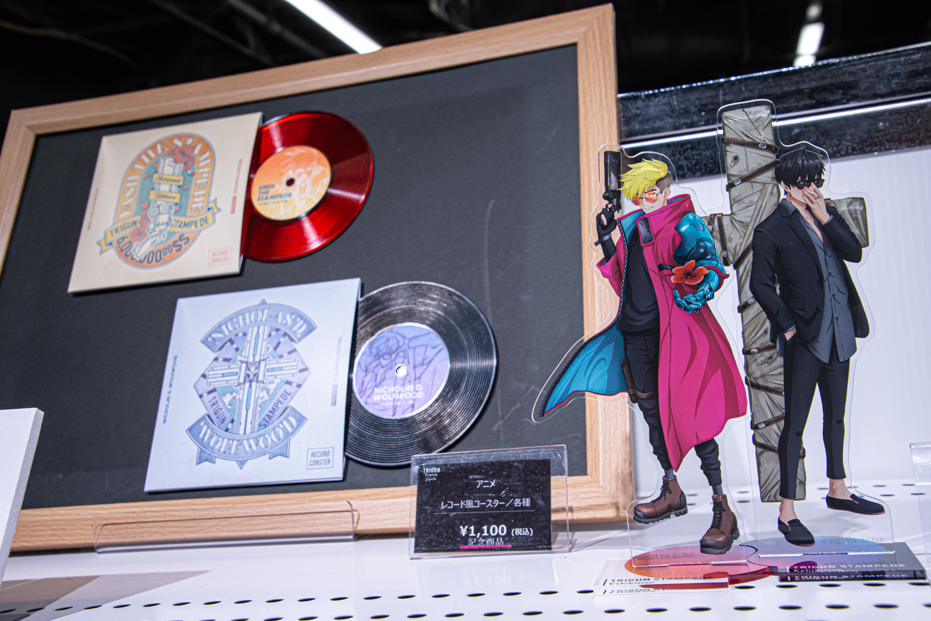 物販ではアクスタや缶バッジ、ぬいぐるみのほか、アメコミのカバーを思わせる色使いが魅力的な内藤泰弘氏自選のカラーポートフォリオなども販売されている（物販は一部撮影禁止となっており、今回特別に撮影許可を得ている）