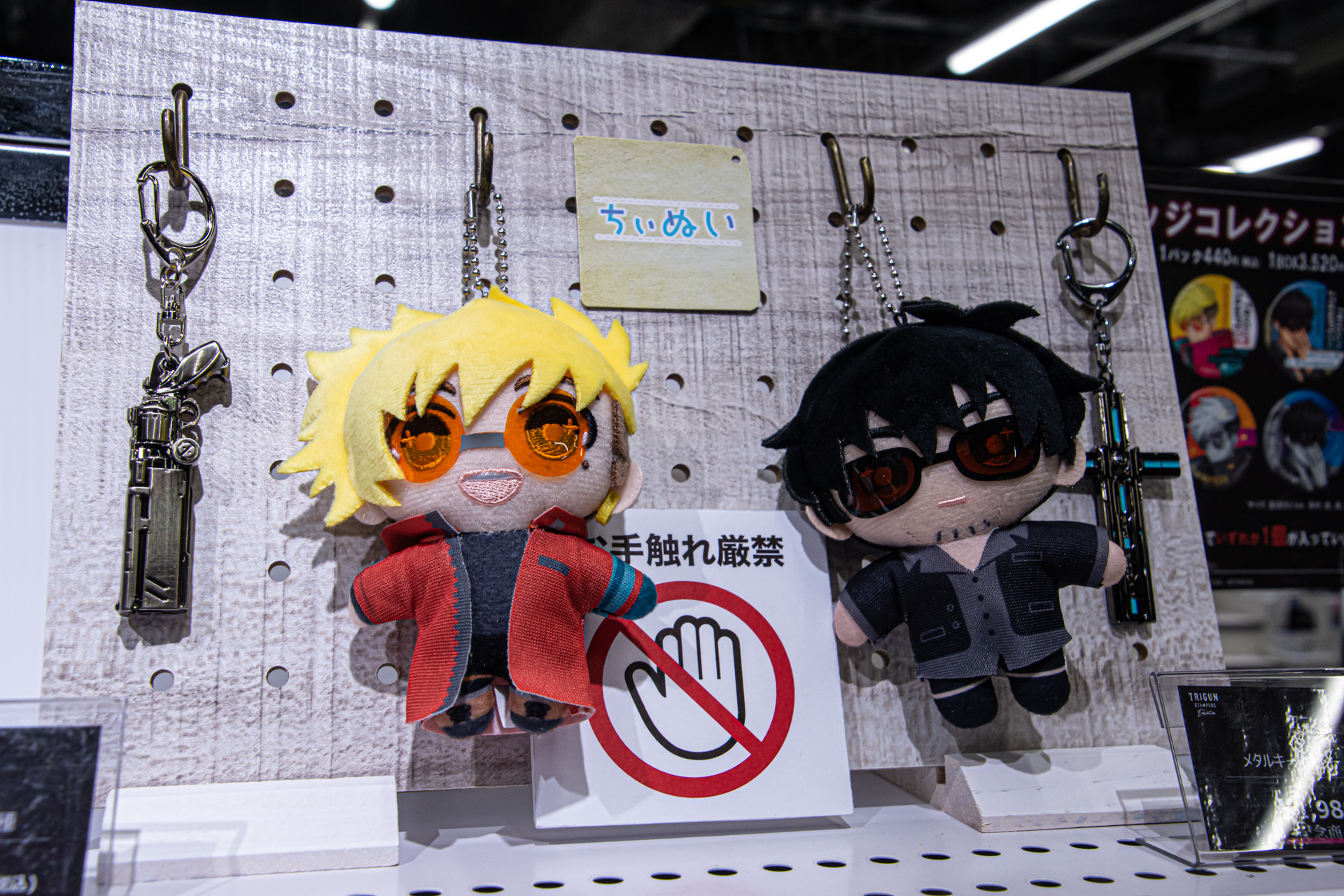 物販ではアクスタや缶バッジ、ぬいぐるみのほか、アメコミのカバーを思わせる色使いが魅力的な内藤泰弘氏自選のカラーポートフォリオなども販売されている（物販は一部撮影禁止となっており、今回特別に撮影許可を得ている）