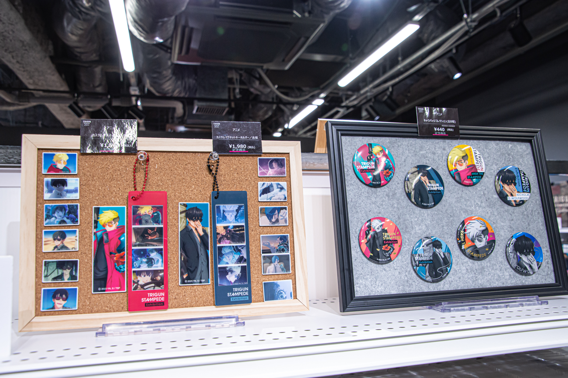 物販ではアクスタや缶バッジ、ぬいぐるみのほか、アメコミのカバーを思わせる色使いが魅力的な内藤泰弘氏自選のカラーポートフォリオなども販売されている（物販は一部撮影禁止となっており、今回特別に撮影許可を得ている）