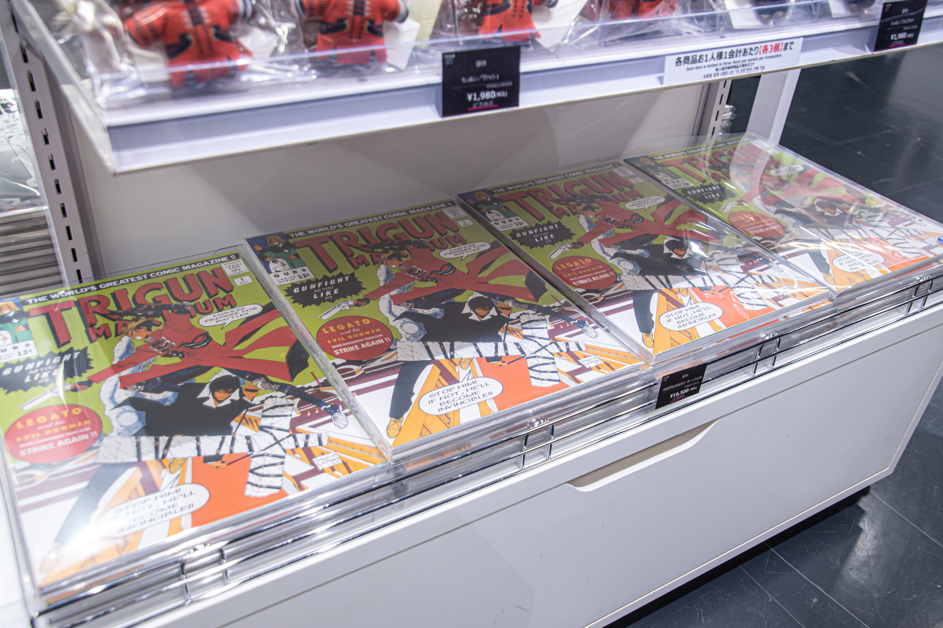 物販ではアクスタや缶バッジ、ぬいぐるみのほか、アメコミのカバーを思わせる色使いが魅力的な内藤泰弘氏自選のカラーポートフォリオなども販売されている（物販は一部撮影禁止となっており、今回特別に撮影許可を得ている）