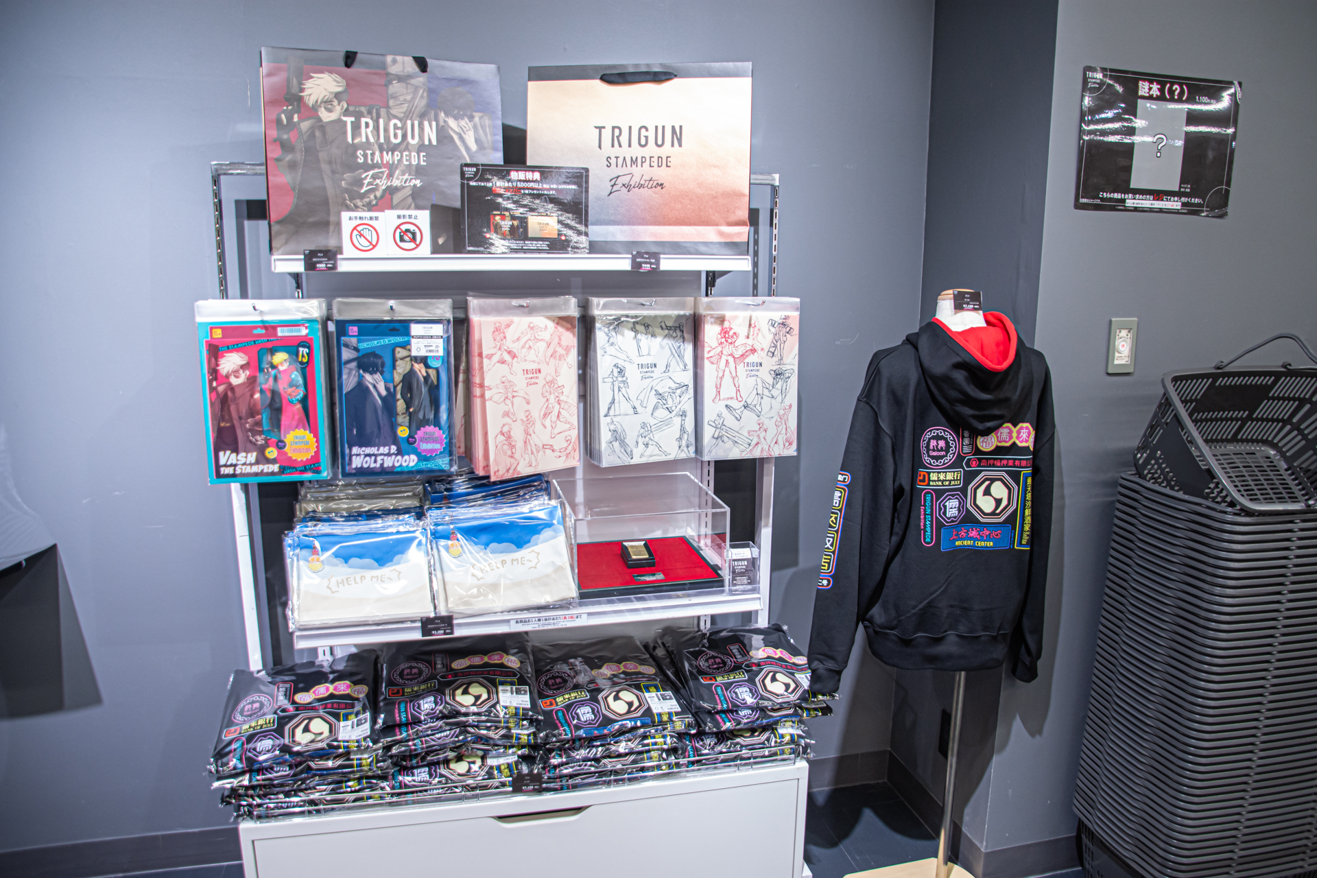 物販ではアクスタや缶バッジ、ぬいぐるみのほか、アメコミのカバーを思わせる色使いが魅力的な内藤泰弘氏自選のカラーポートフォリオなども販売されている（物販は一部撮影禁止となっており、今回特別に撮影許可を得ている）