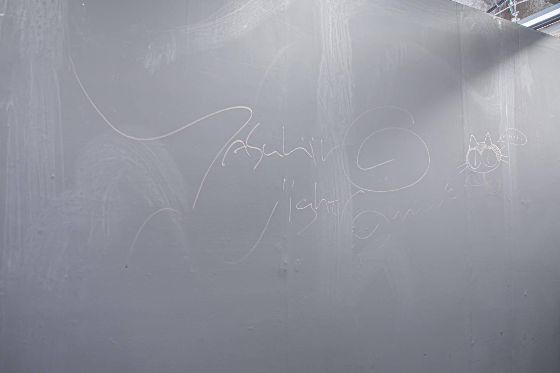 壁に記された内藤泰弘氏直筆のサインは撮影もOKとのこと。会場に訪れた際にはぜひチェックしてほしい