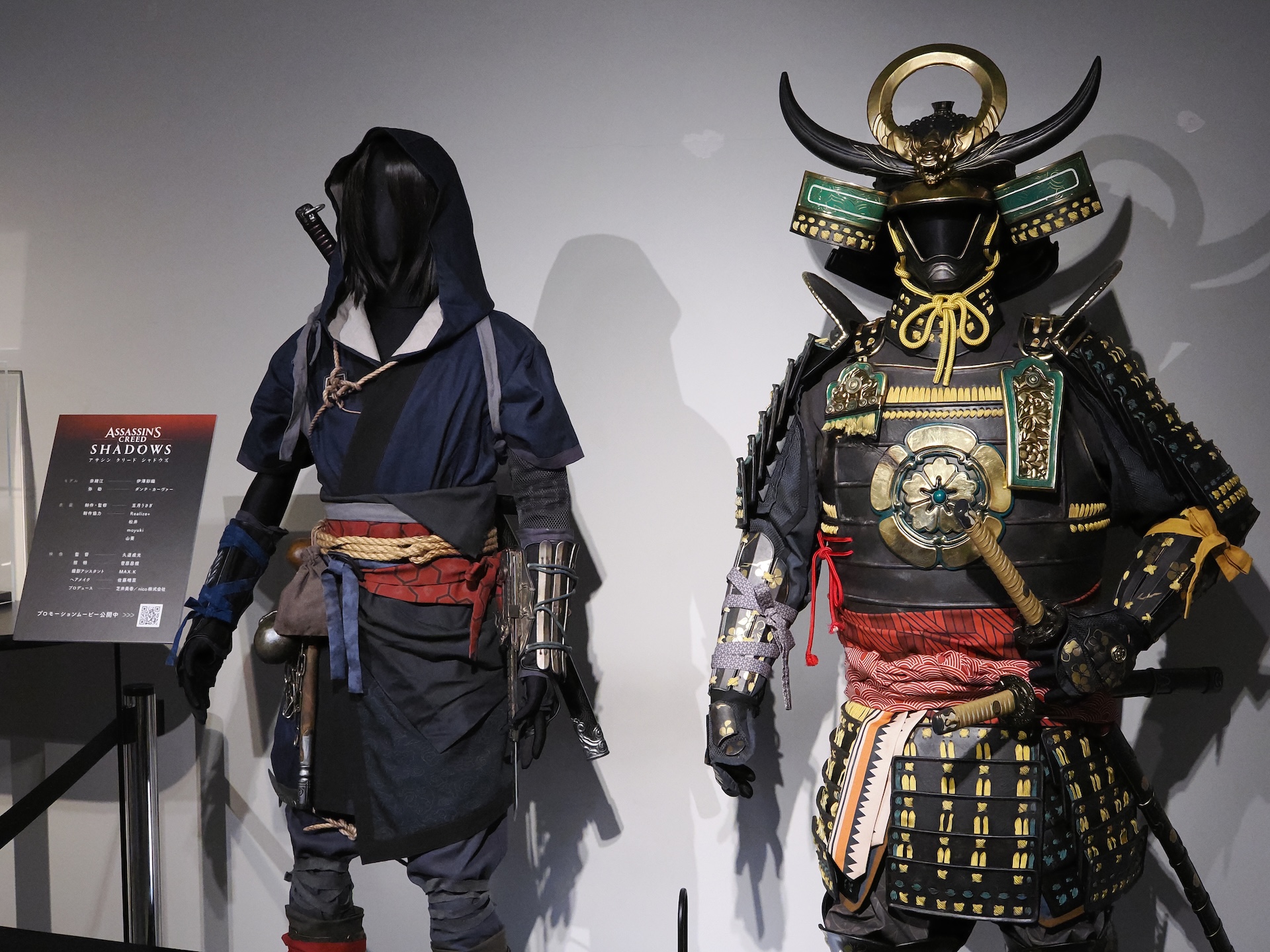 藤林奈緒江の衣装と、弥助の着用する甲冑が展示