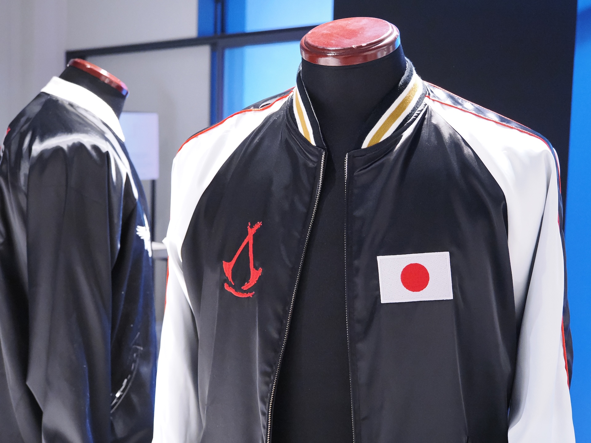 3月14日から販売されている「『アサシン クリード シャドウズ』オリジナルスカジャン」（33,000円）