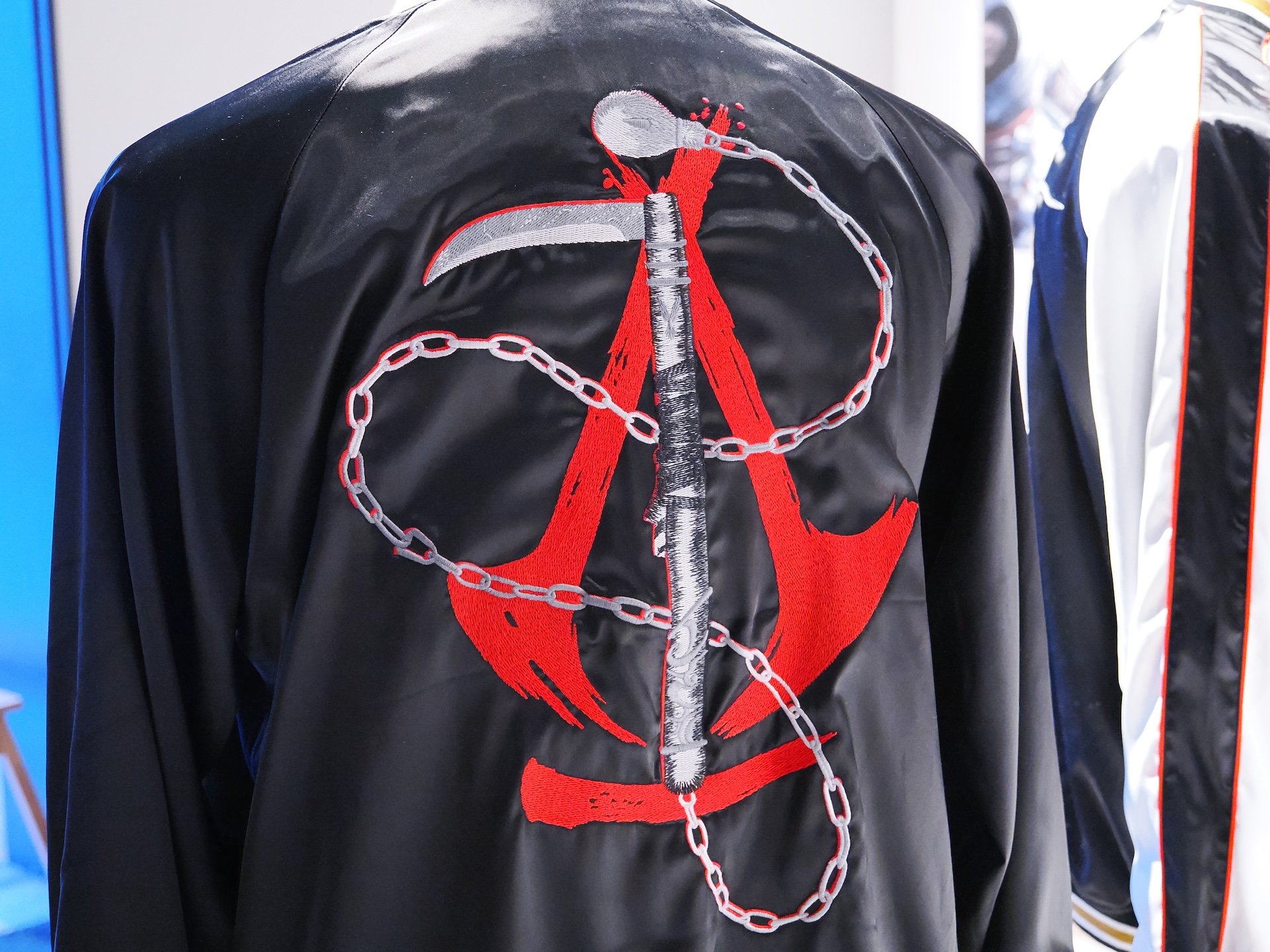 3月14日から販売されている「『アサシン クリード シャドウズ』オリジナルスカジャン」（33,000円）