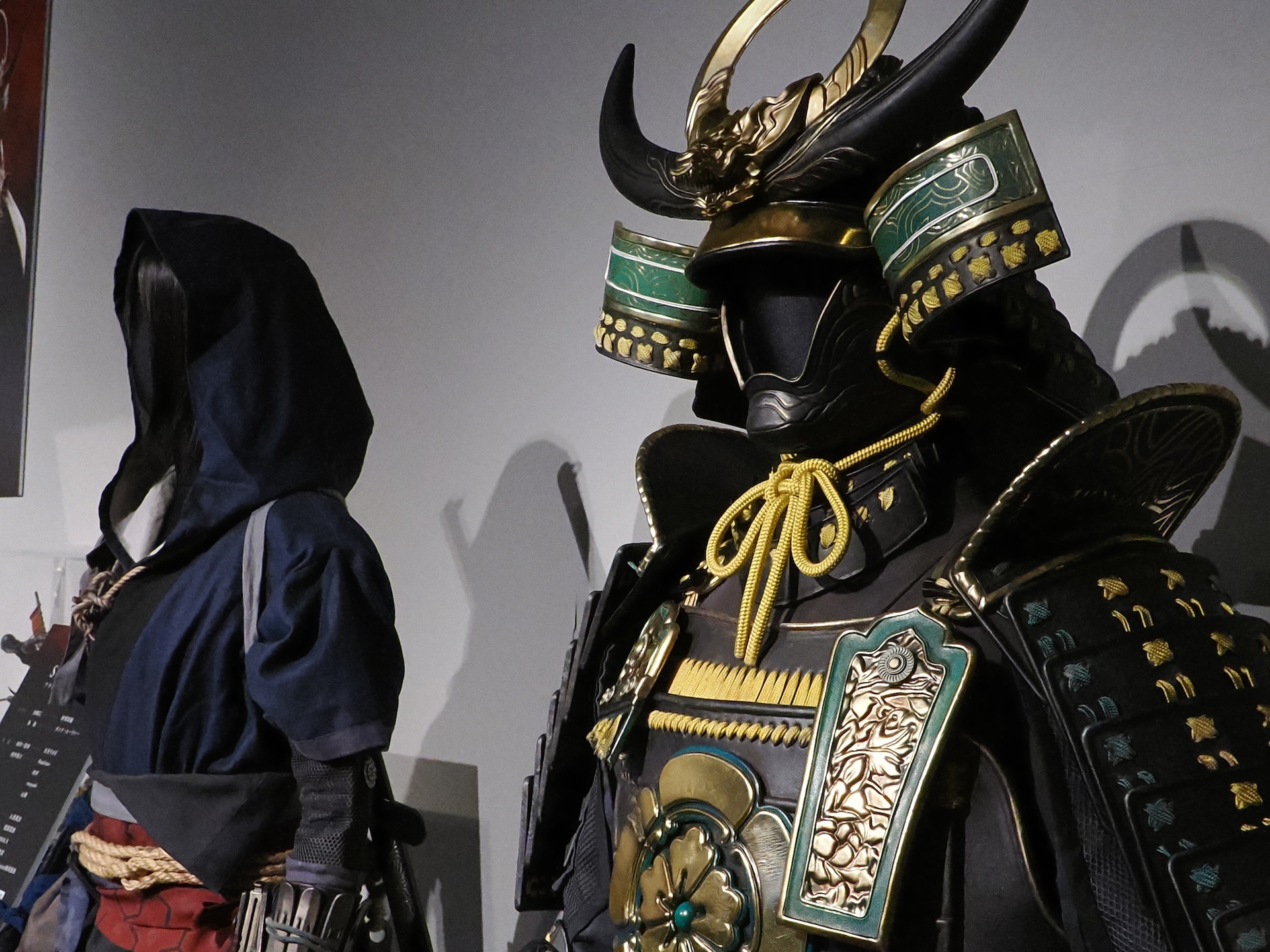 藤林奈緒江の衣装と、弥助の着用する甲冑が展示