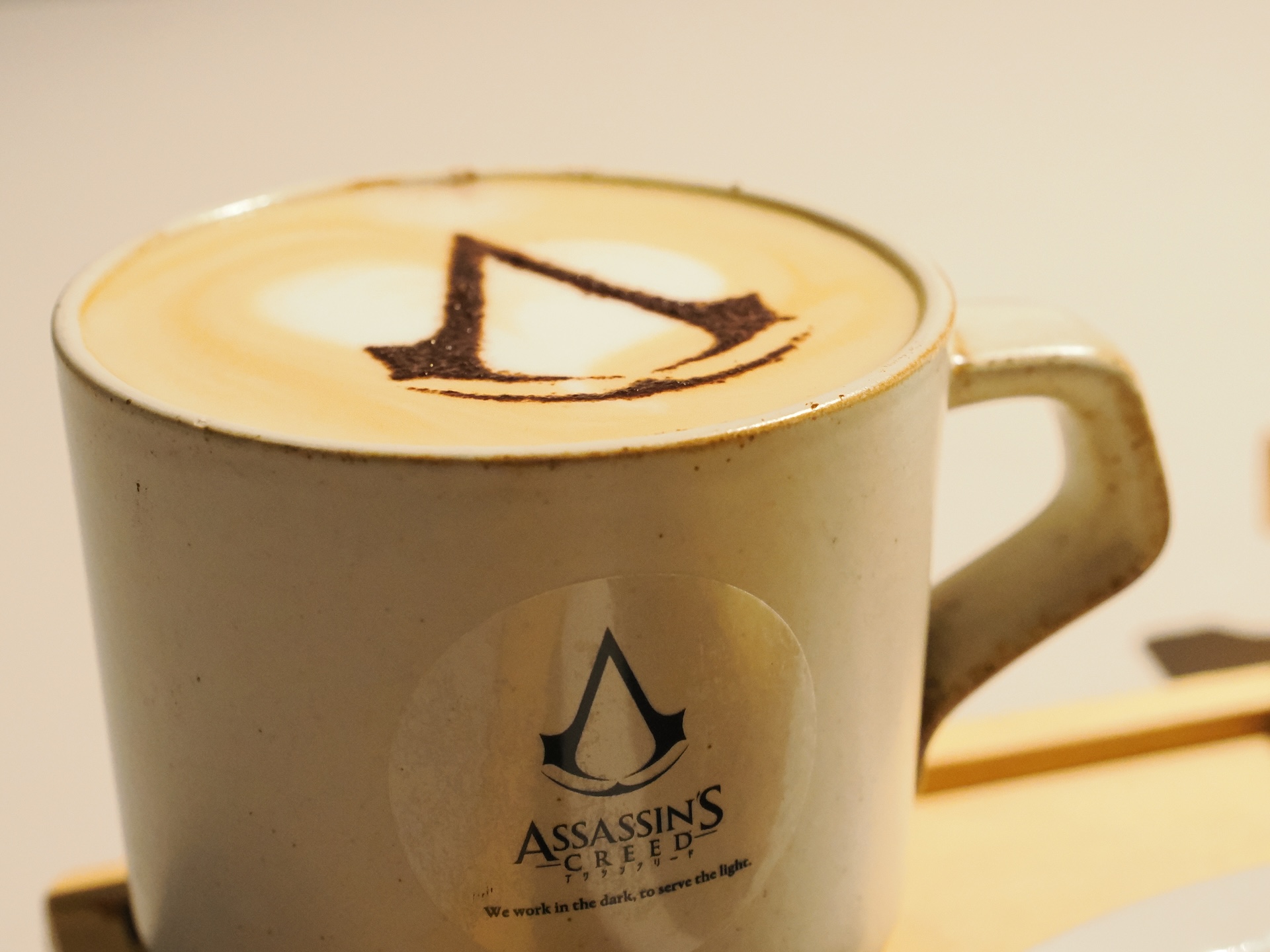 「闇に生きし暗殺者（アサシン）のカフェモカ」 750円。チョコレートでビターな味わいに