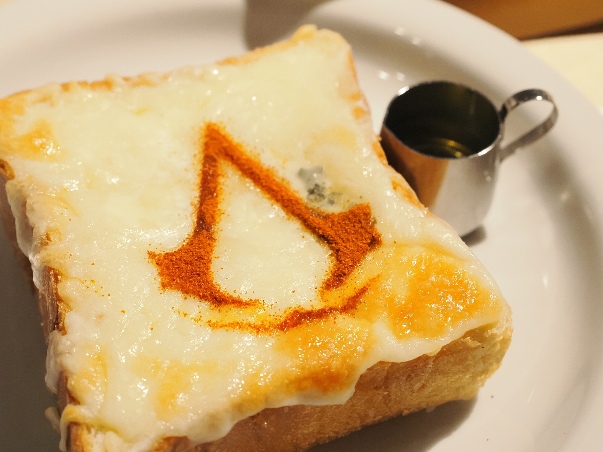 「アサシン クリード クレストースト」 800円。チーズトーストとメープルシロップの組み合わせが◎