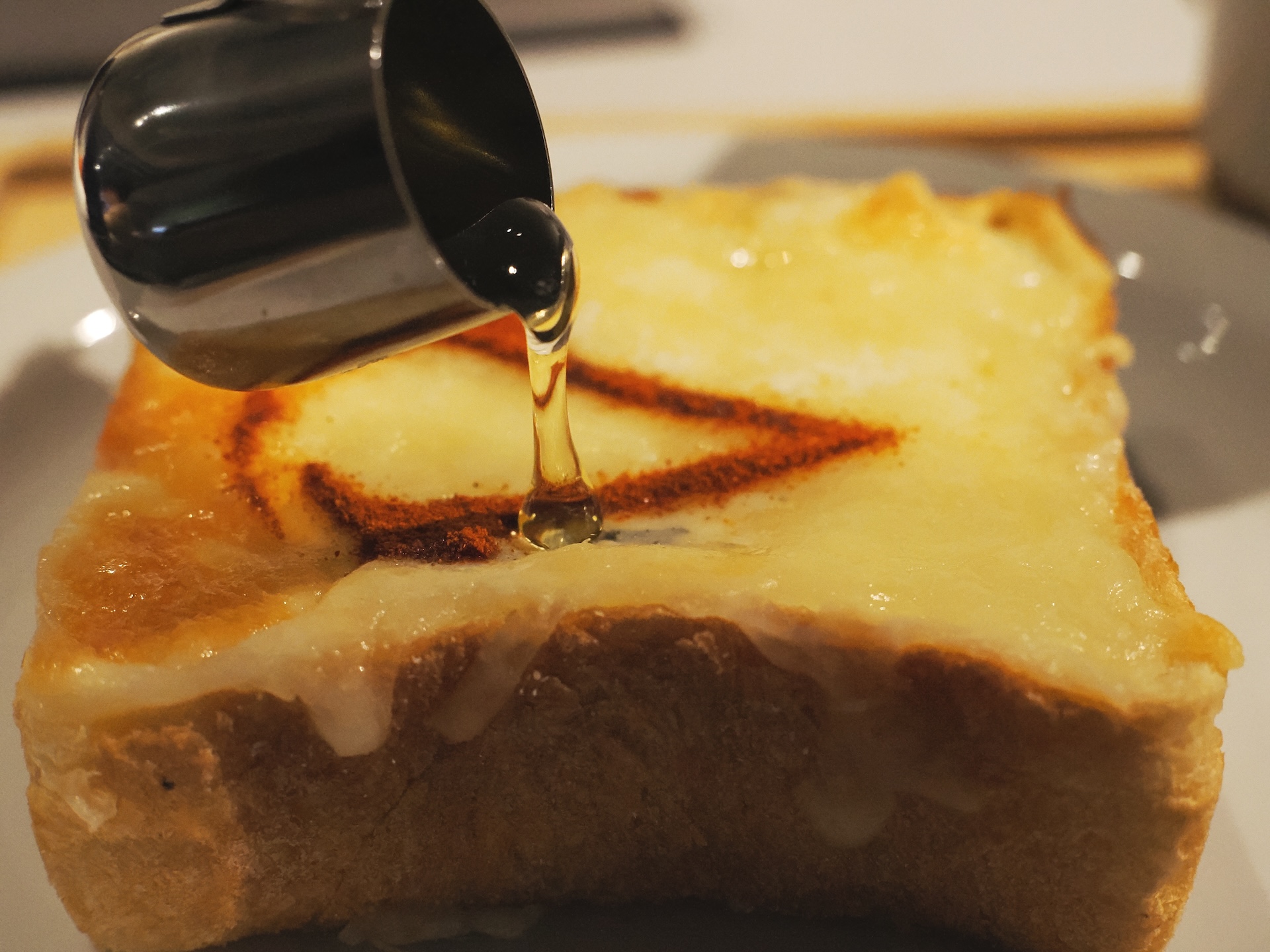 「アサシン クリード クレストースト」 800円。チーズトーストとメープルシロップの組み合わせが◎