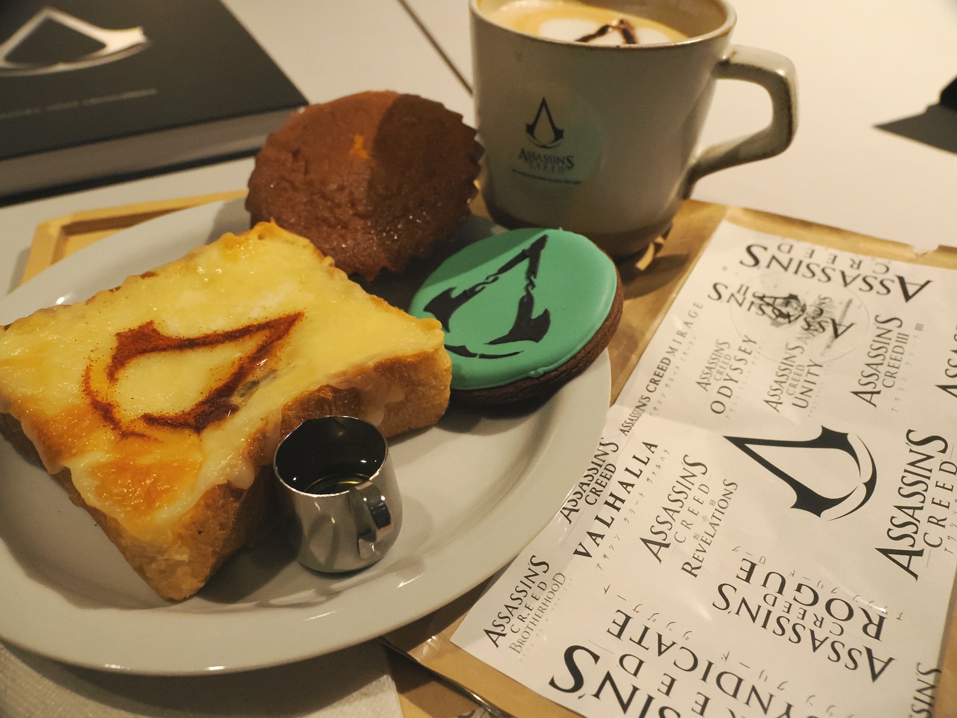 「アサシン クリード ドルチェセット」（800円）のマドレーヌとアイシングクッキーも口辺りが良い