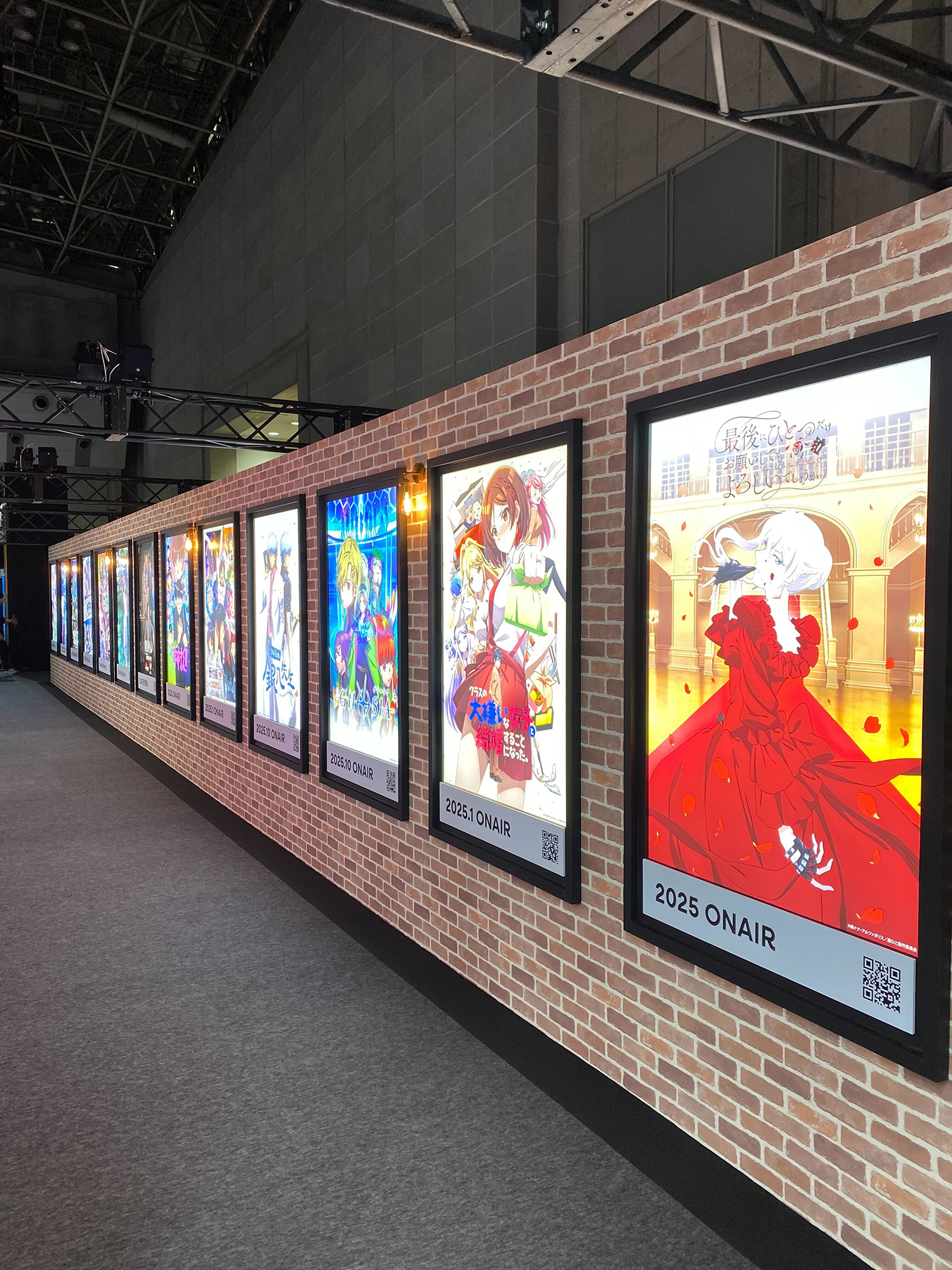 ブースの外側には、オンエア情報がずらりと並ぶ