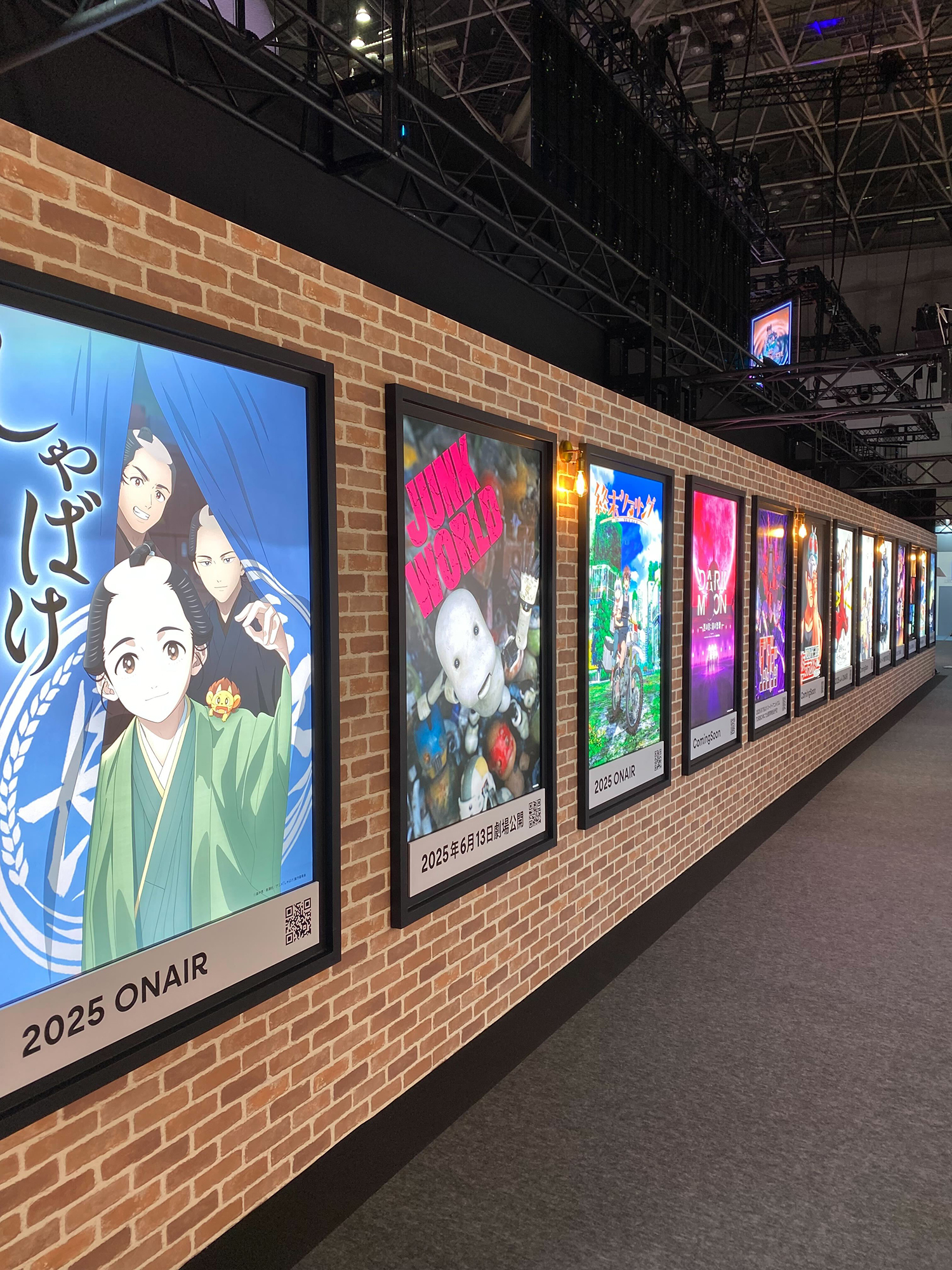 ブースの外側には、オンエア情報がずらりと並ぶ