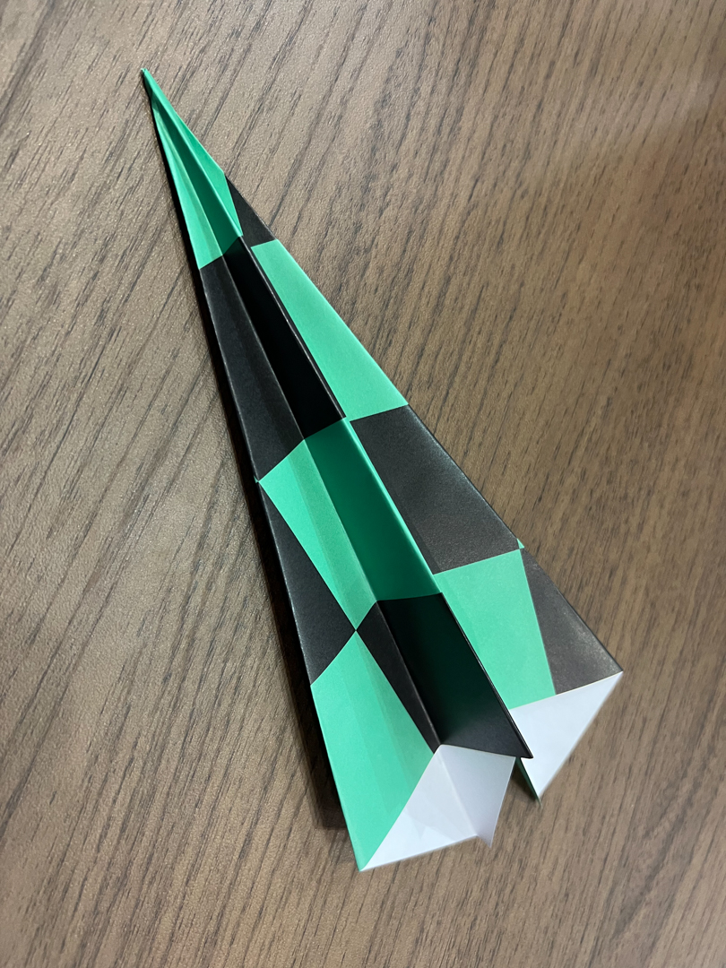 とりあえず、紙ヒコーキってこんな感じだよね。海外の人も体験していたけど、折れるのか？？