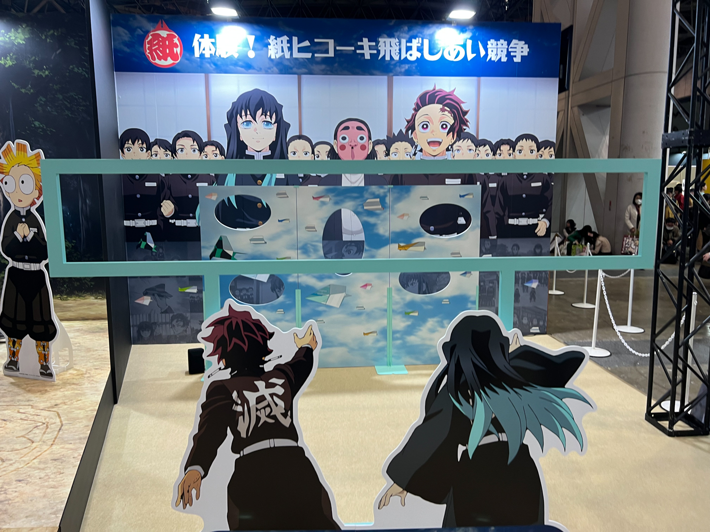 まずは手前の枠を通して、ゴールの穴へと飛ばす！