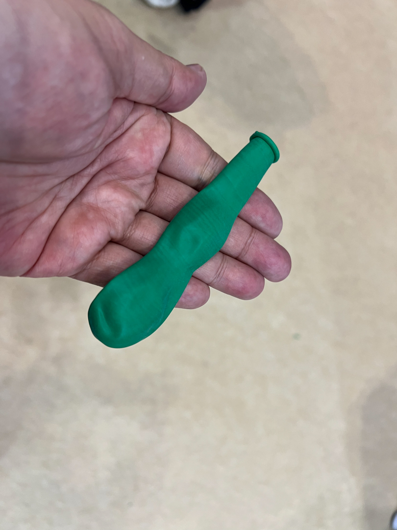 ひょうたん型になる風船だが、見た目は普通と変わらない