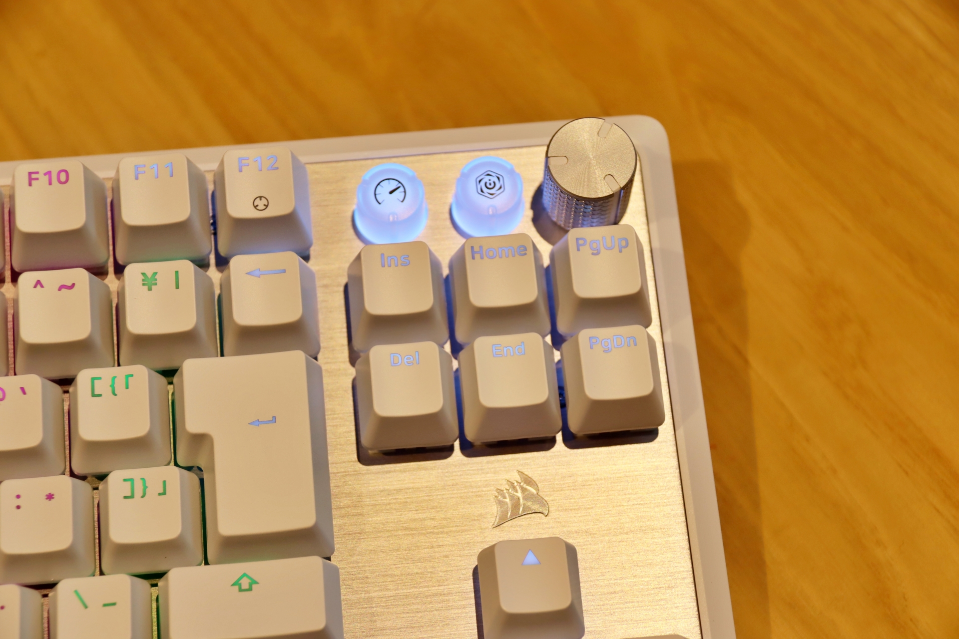 青く光っているボタンのうち、右側が「ゲームモードボタン」。左は「メディアボタン」で、デフォルトでは再生/停止を切り替える。最右のツマミはボリュームの上げ下げだ。操作の割当は自由に変更できる