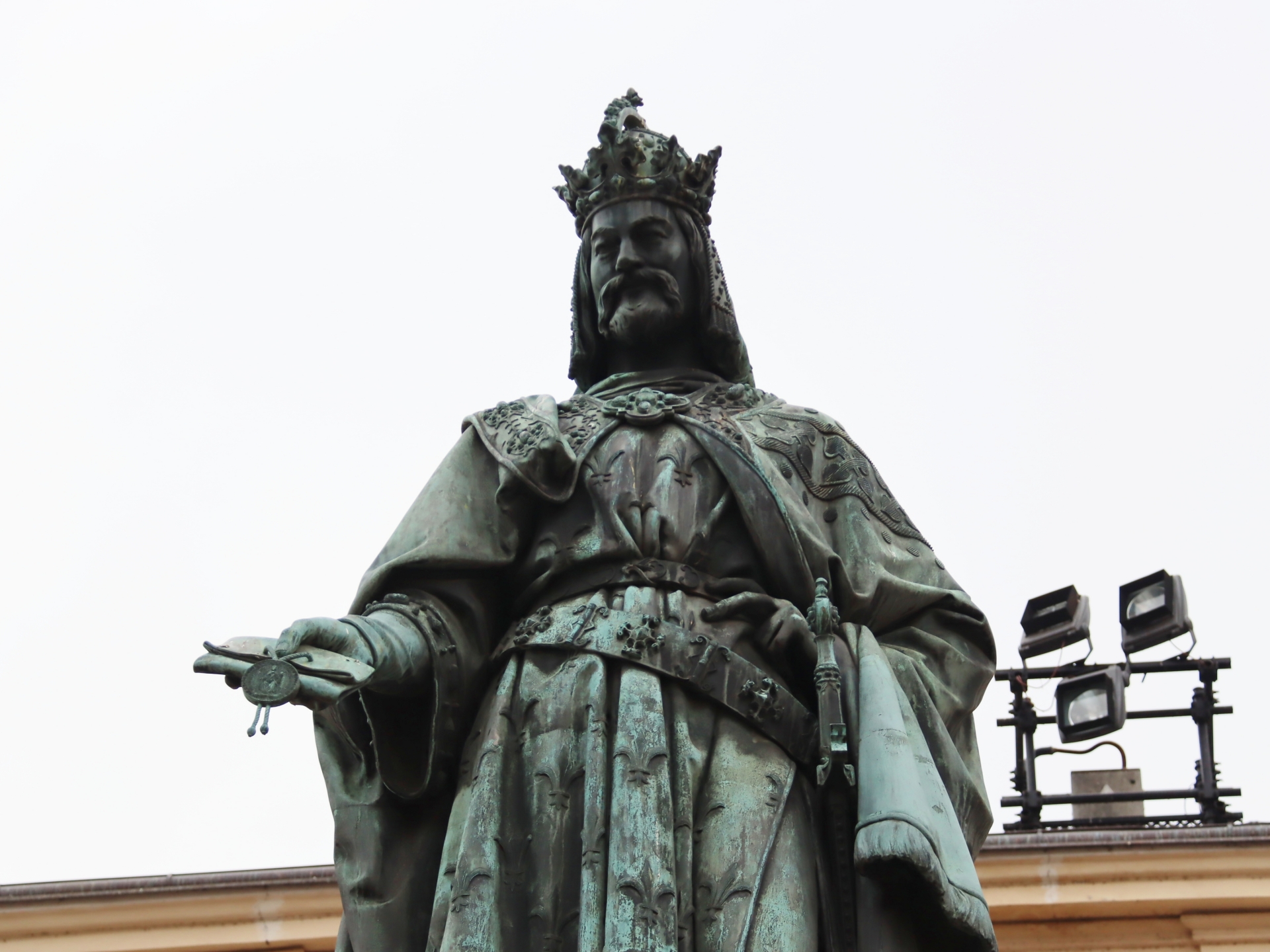 カレル4世の像。ボヘミア王を務めた後、神聖ローマ帝国皇帝となった。プラハを神聖ローマ帝国の首都とし、繁栄させた王。「KCD」で言うと、シギスムントの父親