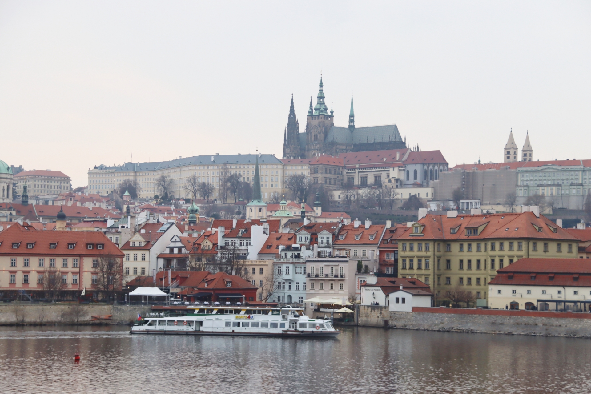 カレル橋からの眺めは優雅かつ美しいので必見