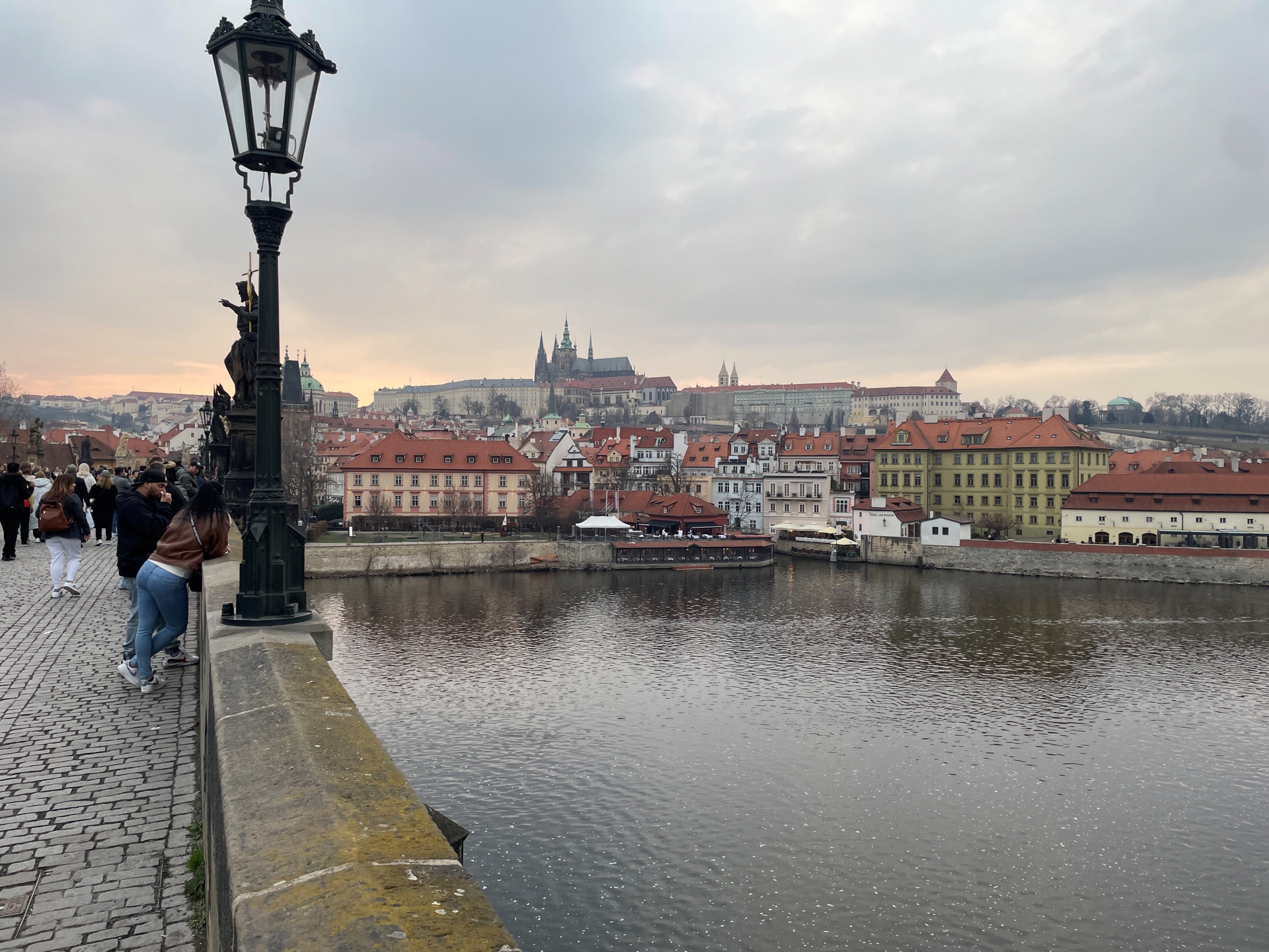 カレル橋からの眺めは優雅かつ美しいので必見