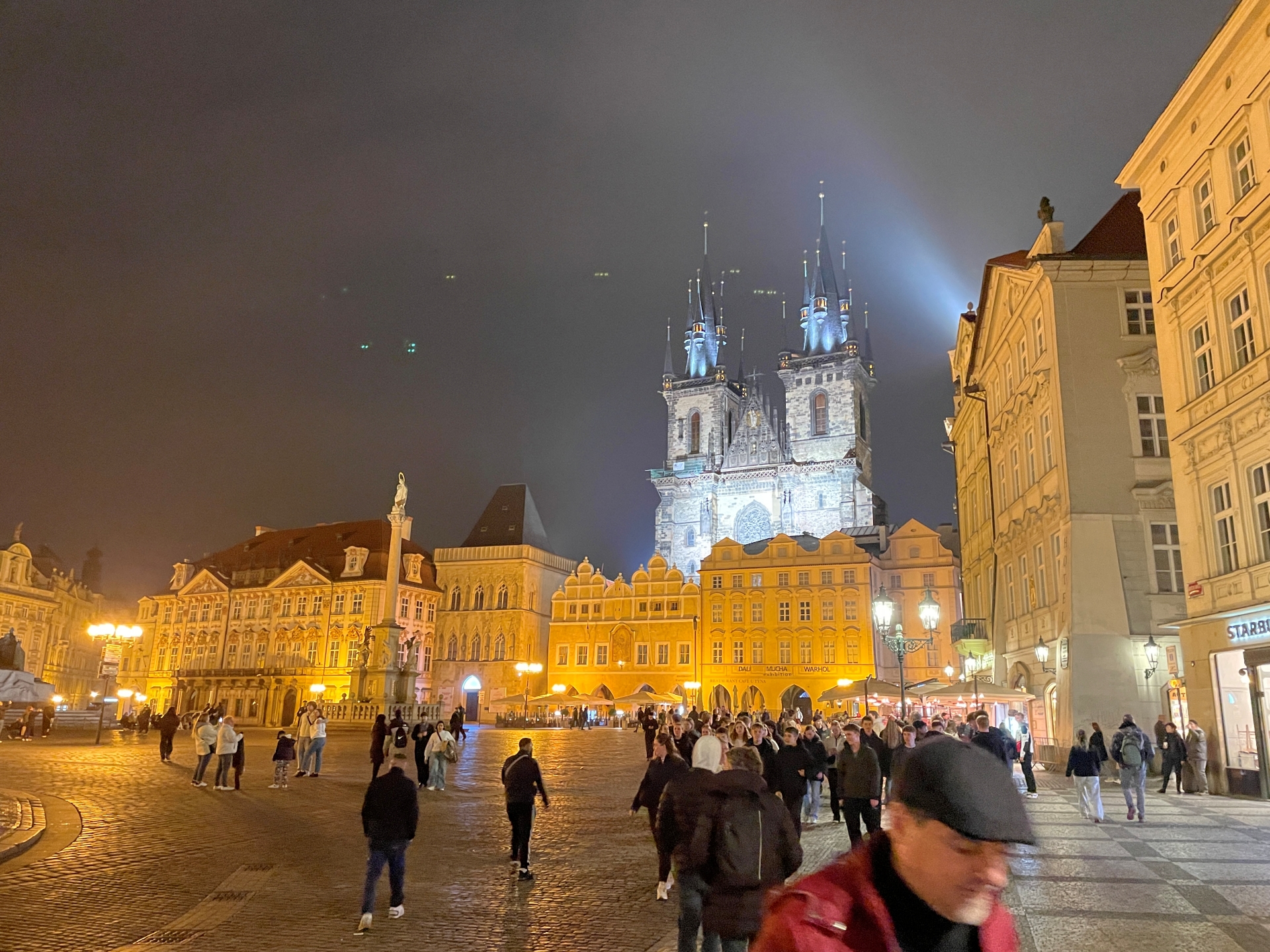 夜のプラハ。治安が良いので普通に出歩いて散歩できる