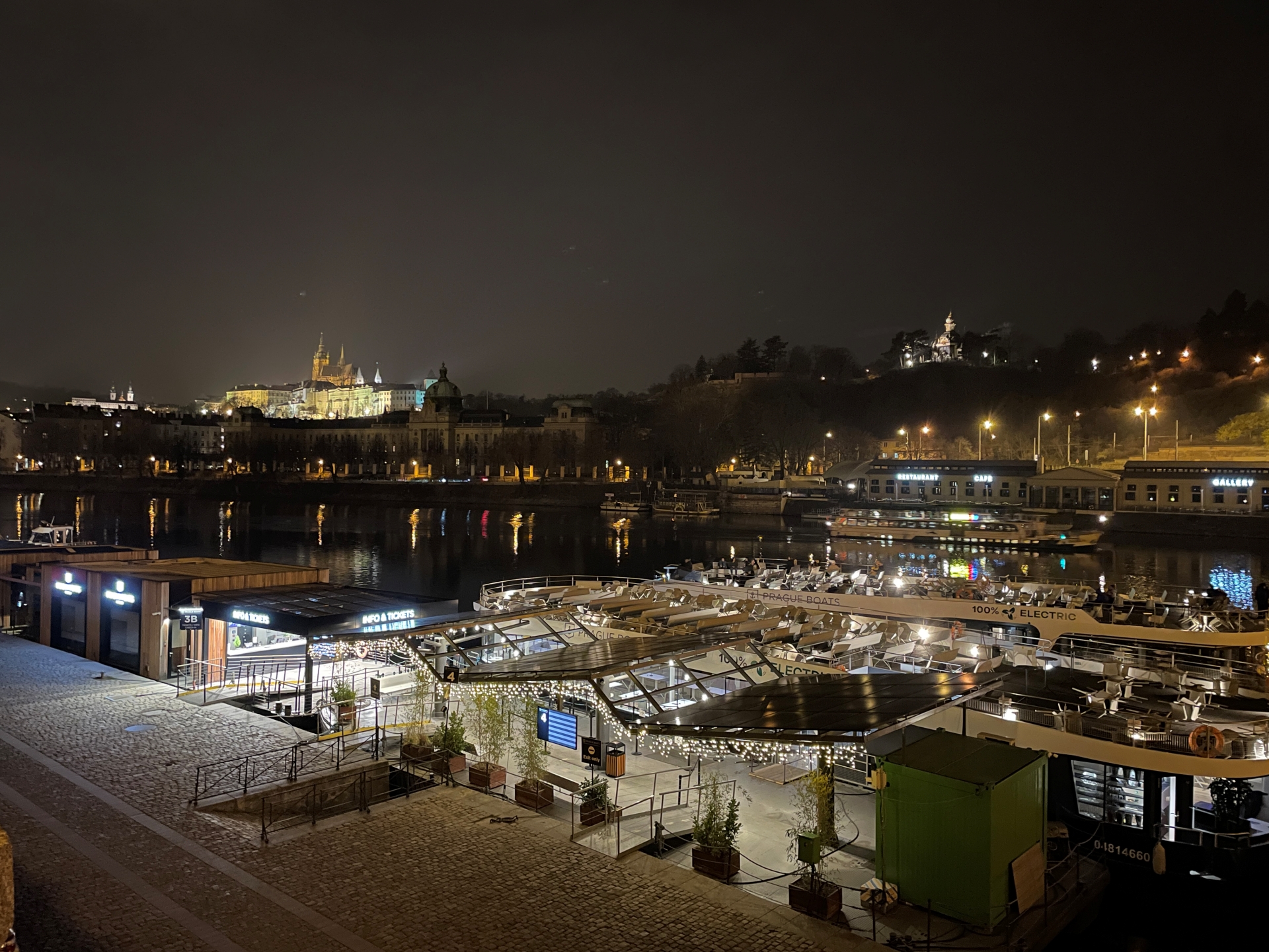 夜のプラハ。治安が良いので普通に出歩いて散歩できる