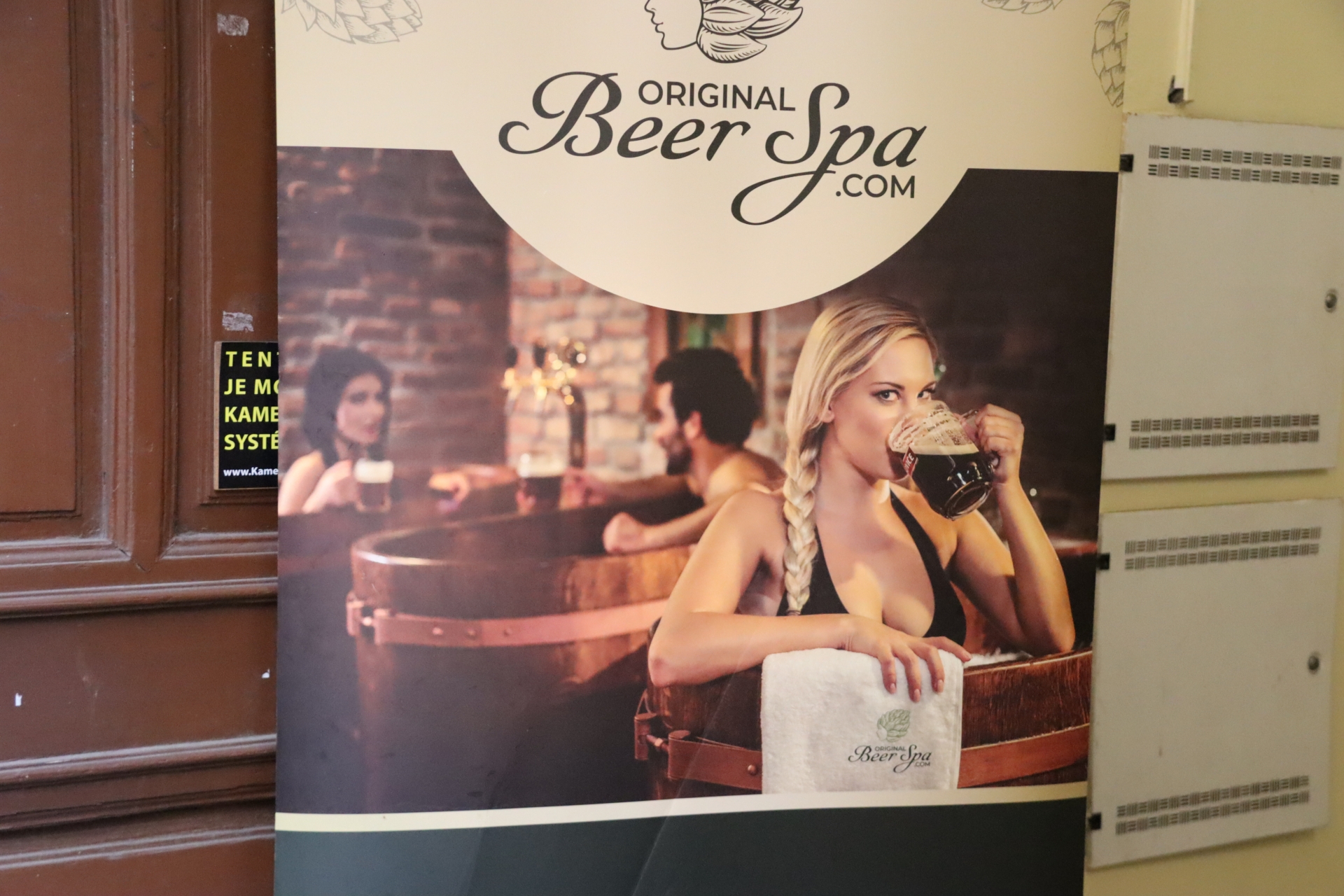 街中で見かけた「ビールスパ」ののぼり。お湯に浸かりながらビールが飲み放題という