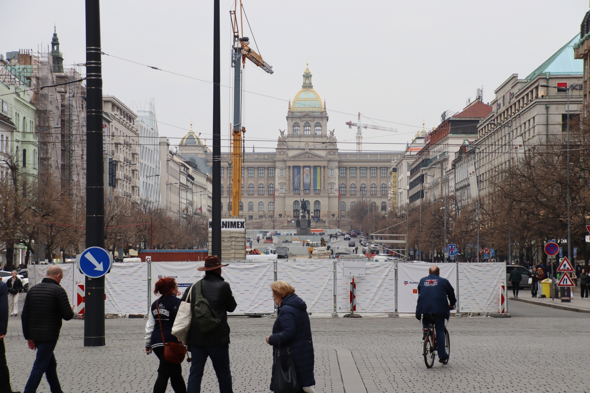 「プラハの春」の現場としても有名なヴァーツラフ広場。取材時は通りで工事をしていた