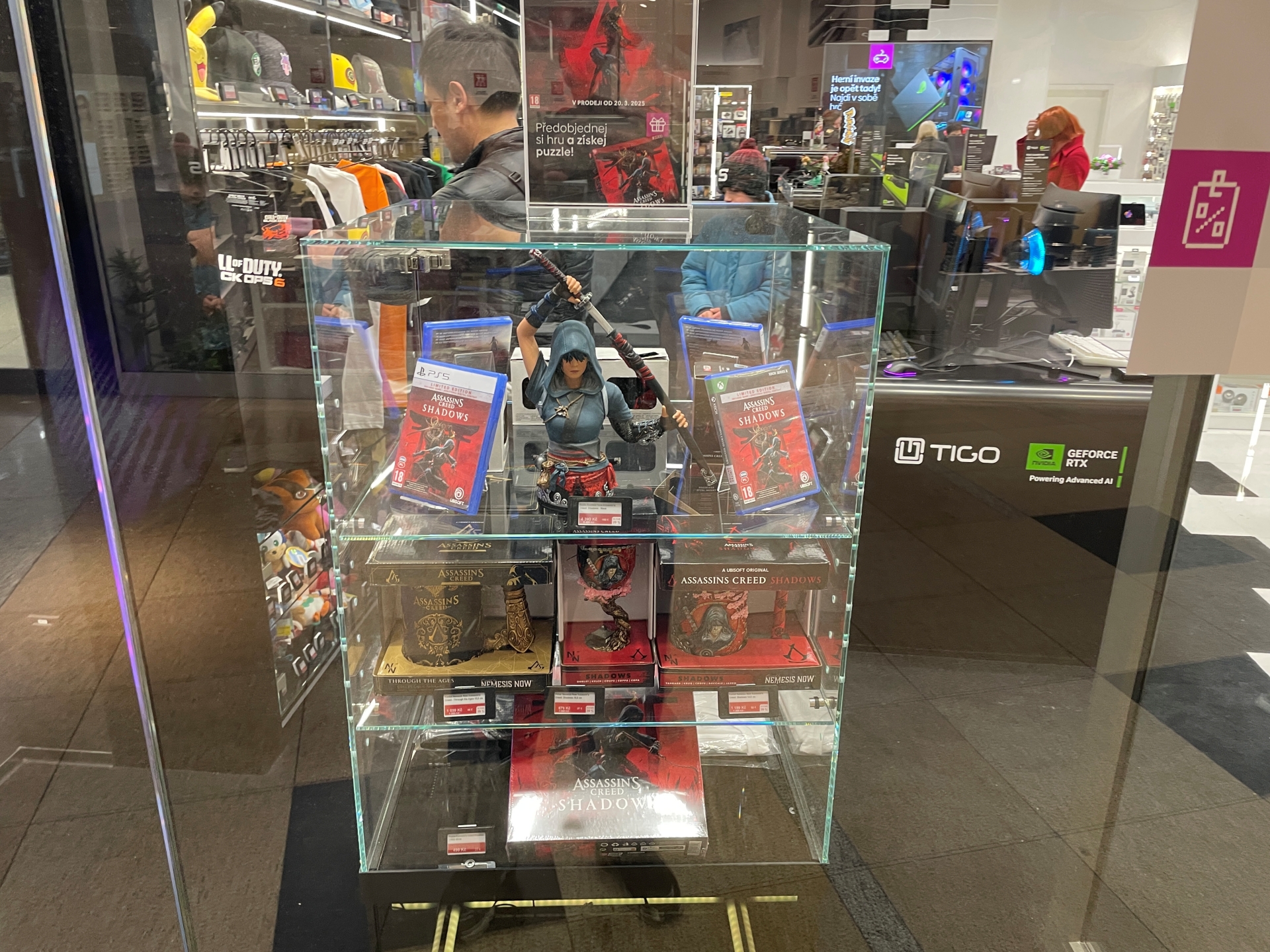 ゲームショップでは、「アサクリ シャドウズ」の豪華版が店頭ディスプレイに