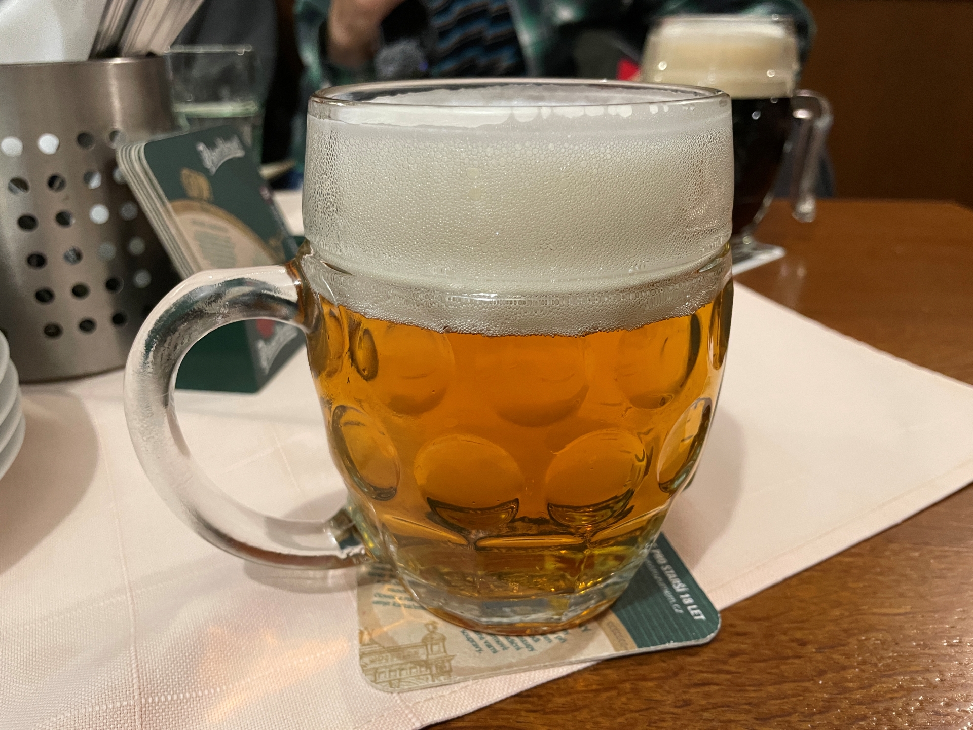 チェコと言えばビール。定番はピルスナー・ウルケルで、これがまた美味い。酒好きならガバっと飲むべきだろう。ちなみに店頭で1杯500円しないほどだった。安い！