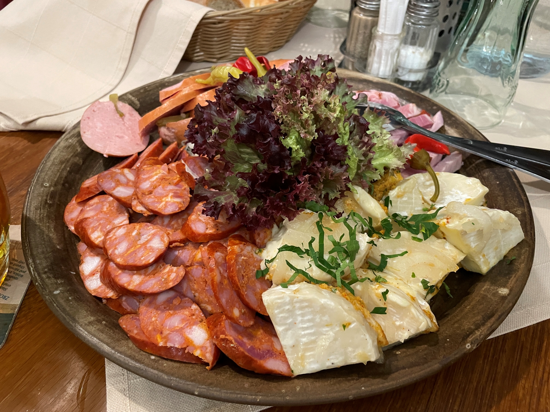 そして襲いかかる肉料理。主菜ではなく前菜。ビールに合う