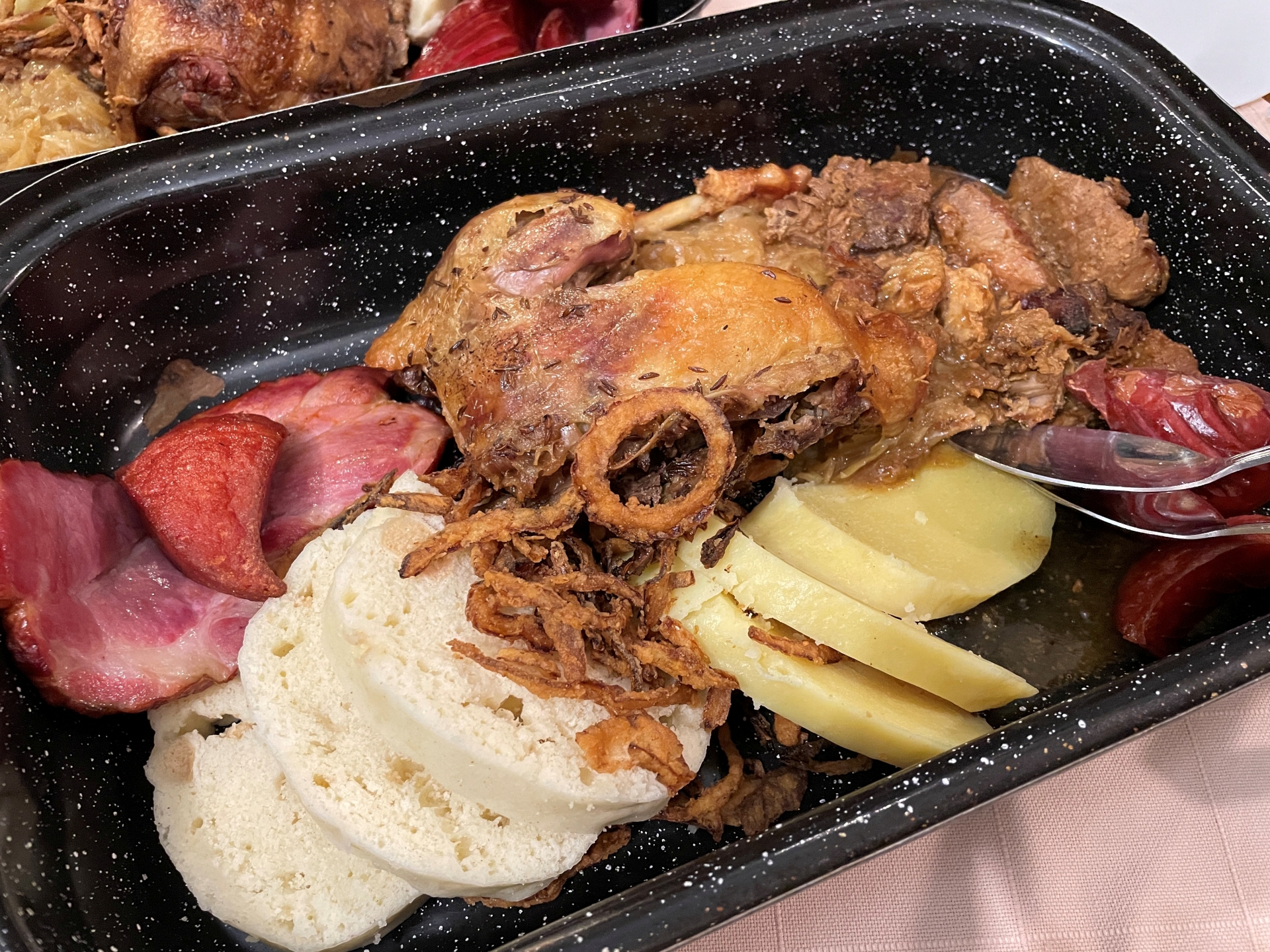 そして主菜も肉（付け合わせはジャガイモと蒸しパン）。伝統的なボヘミアン料理とのこと。やっぱりビールに合う