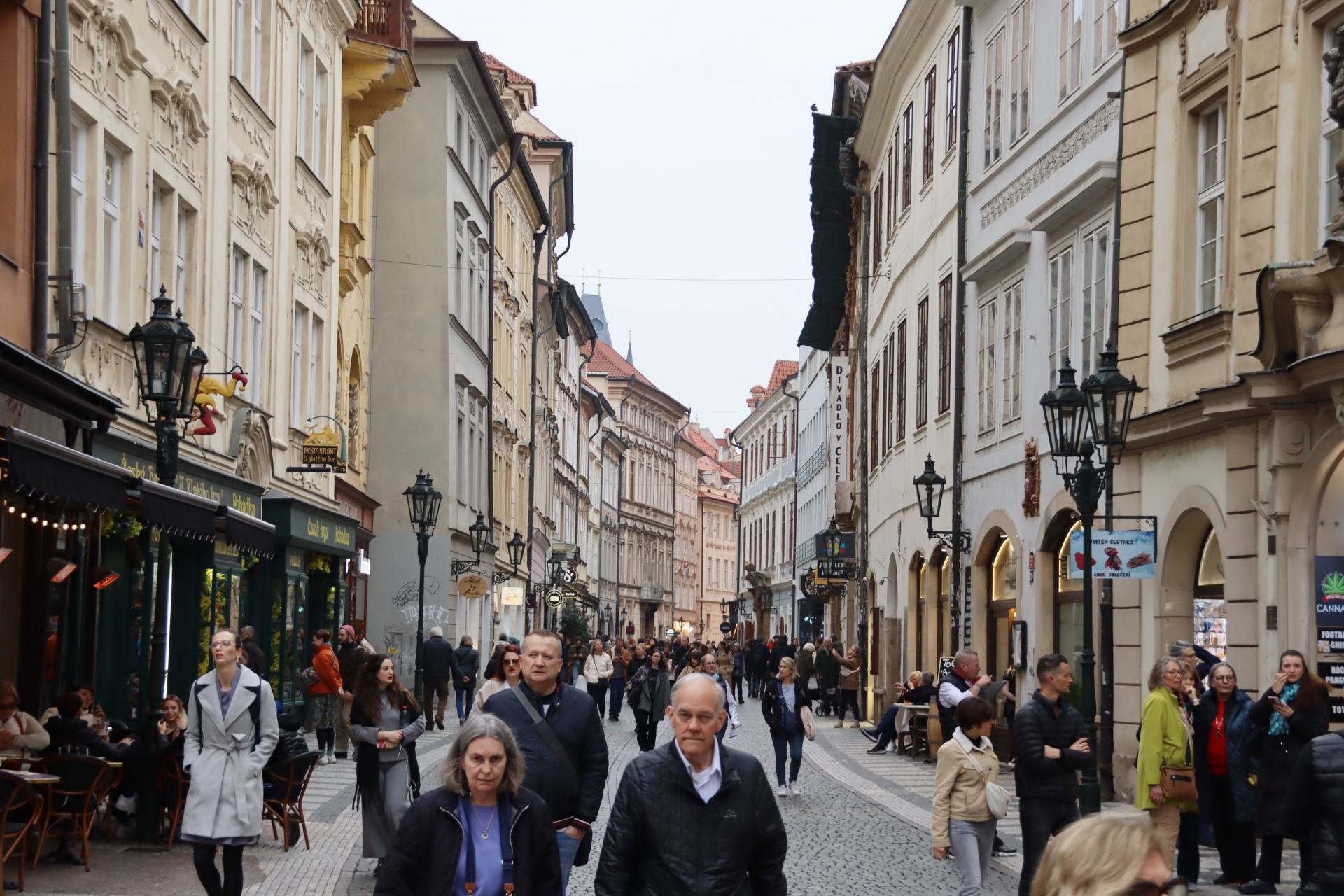 一帯は美しい街並みがずっと続く。ただし道は複雑なので、いきなり歩き回ると迷子になりそう