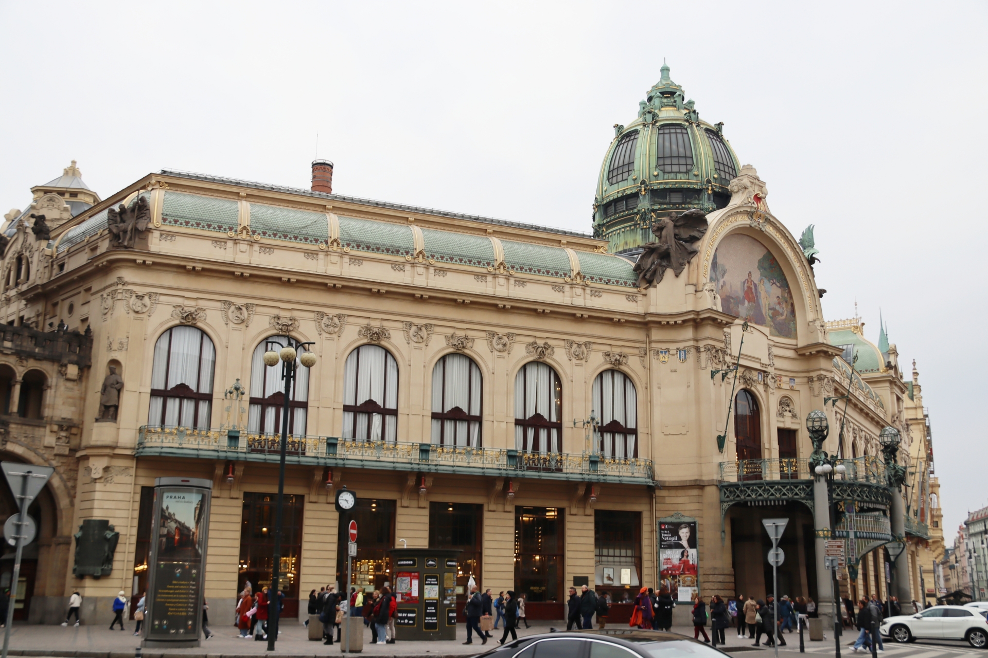 市民会館。チェコスロバキアの独立宣言はこの正面のバルコニーで行なわれたという