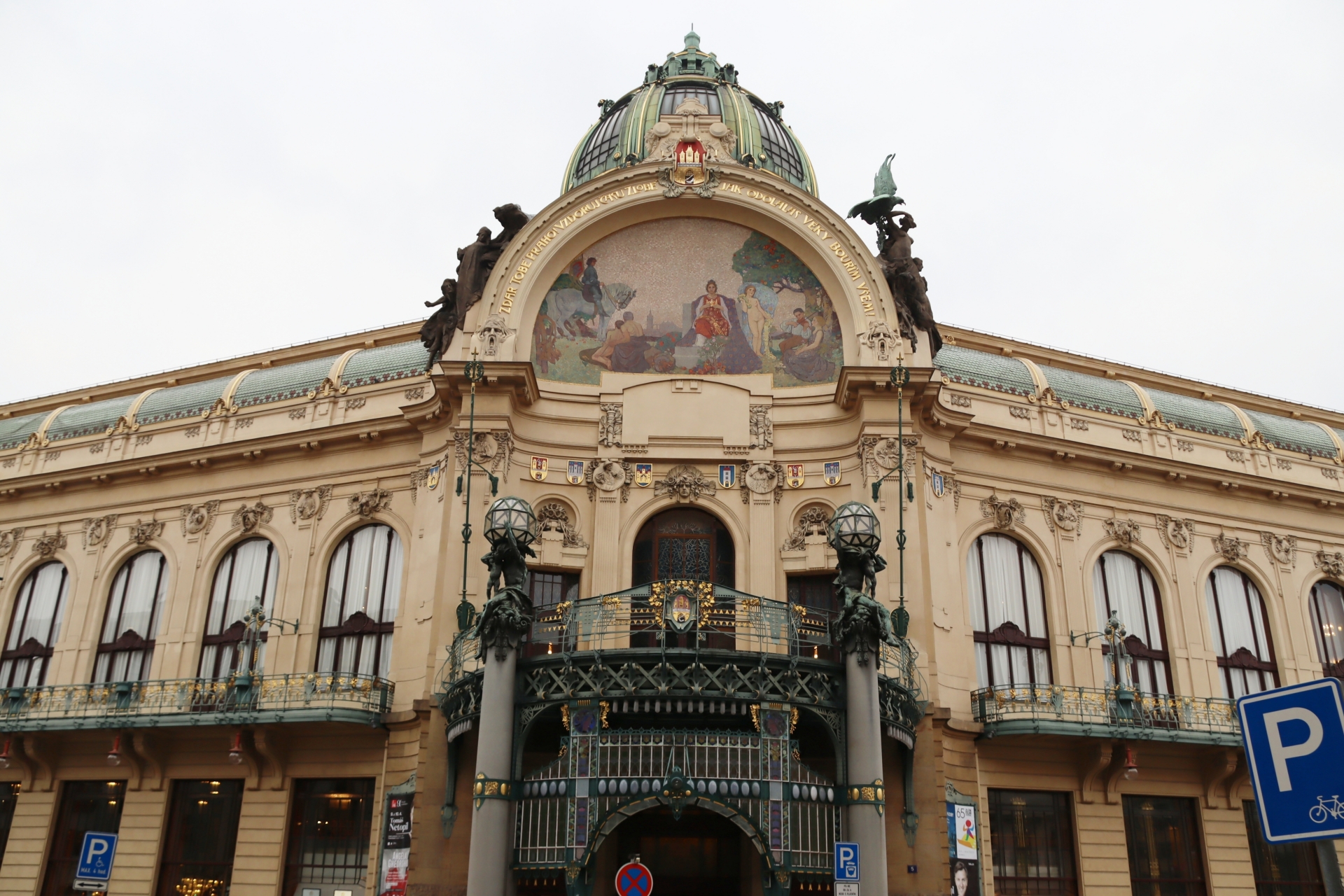 市民会館。チェコスロバキアの独立宣言はこの正面のバルコニーで行なわれたという