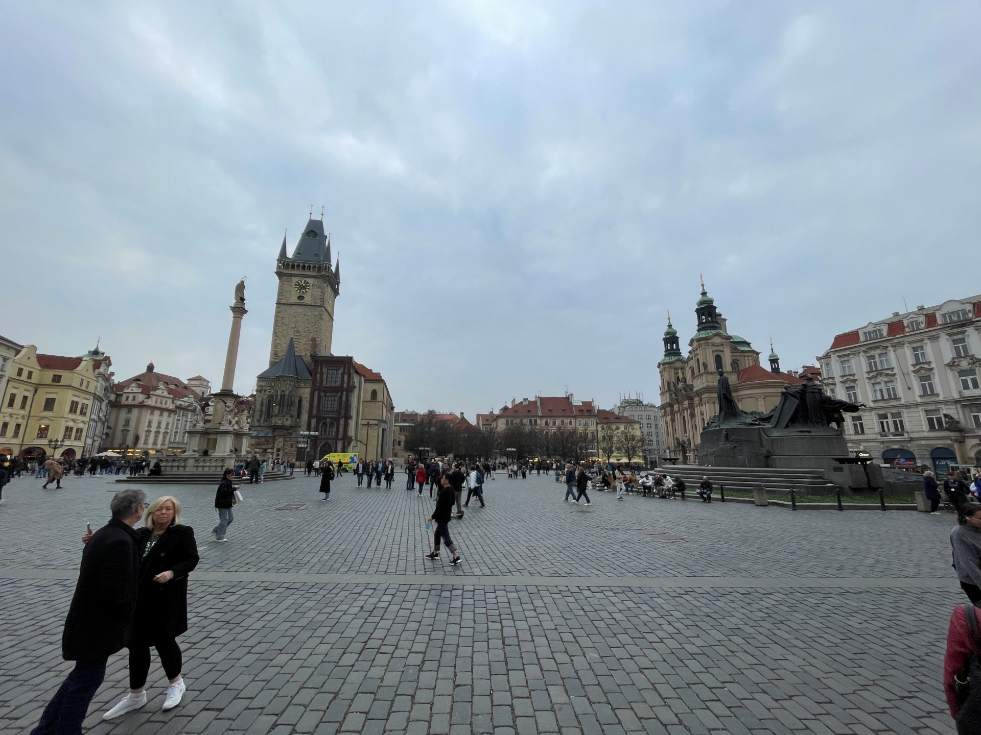 旧市街広場。現在もチェコ人に人気があるというヤン・フスの像がある。「フス派戦争」の発端となった人物だ