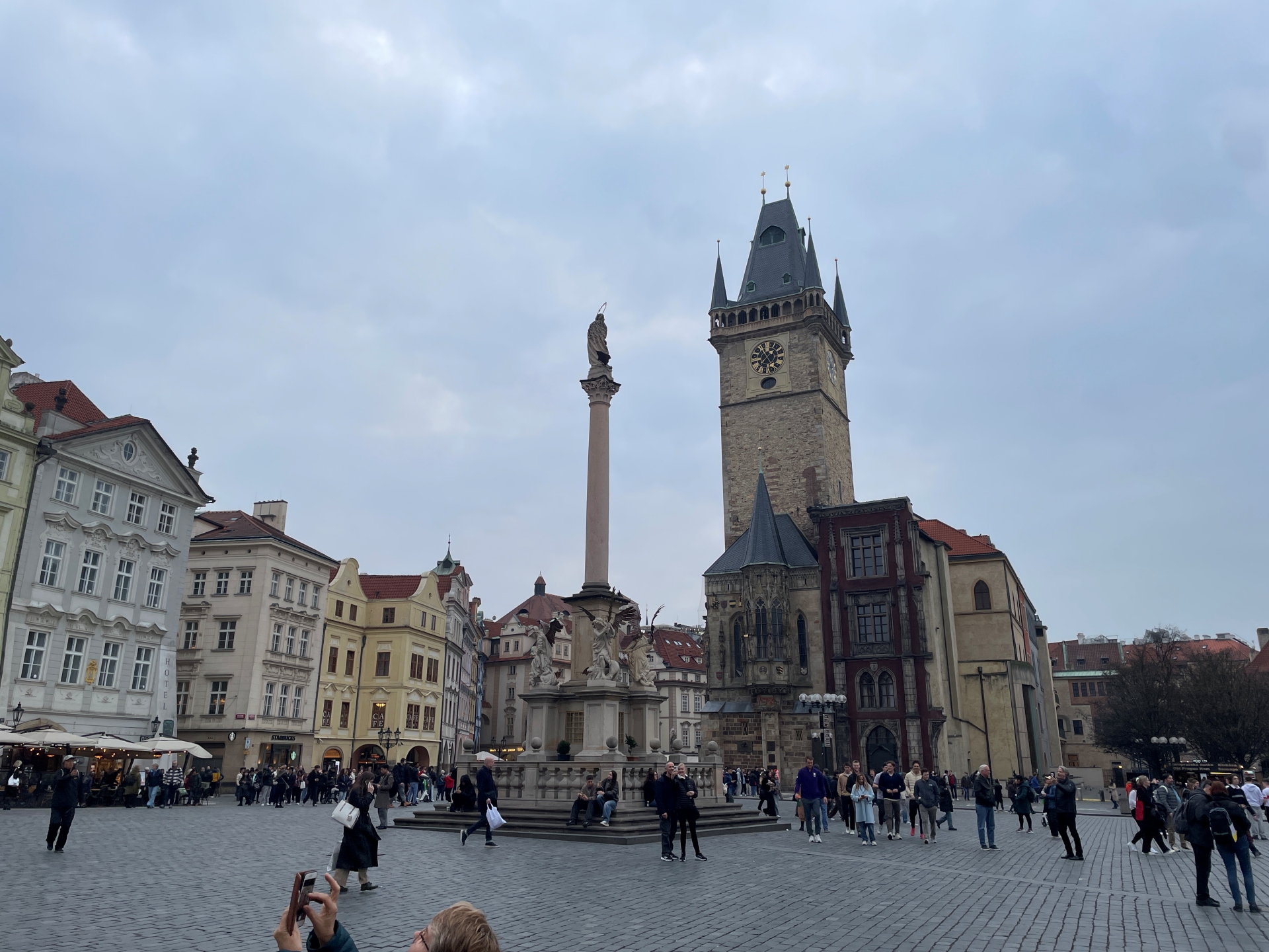 旧市街広場。現在もチェコ人に人気があるというヤン・フスの像がある。「フス派戦争」の発端となった人物だ