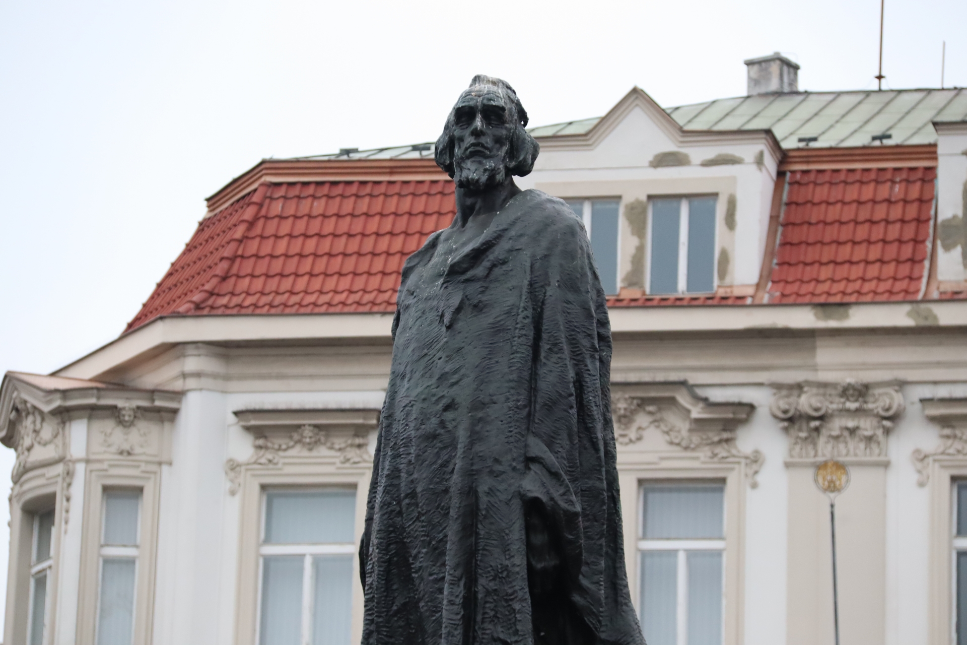 旧市街広場。現在もチェコ人に人気があるというヤン・フスの像がある。「フス派戦争」の発端となった人物だ