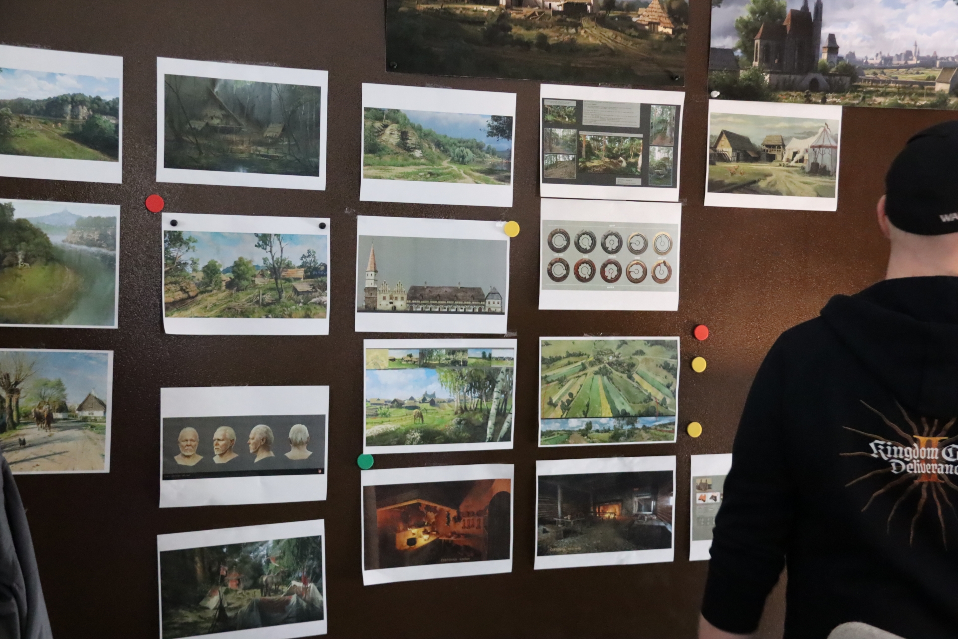 オフィス内、アートチームの席に山積みされた資料と開発中の場面。現地調査を含め念入りに行なっているという