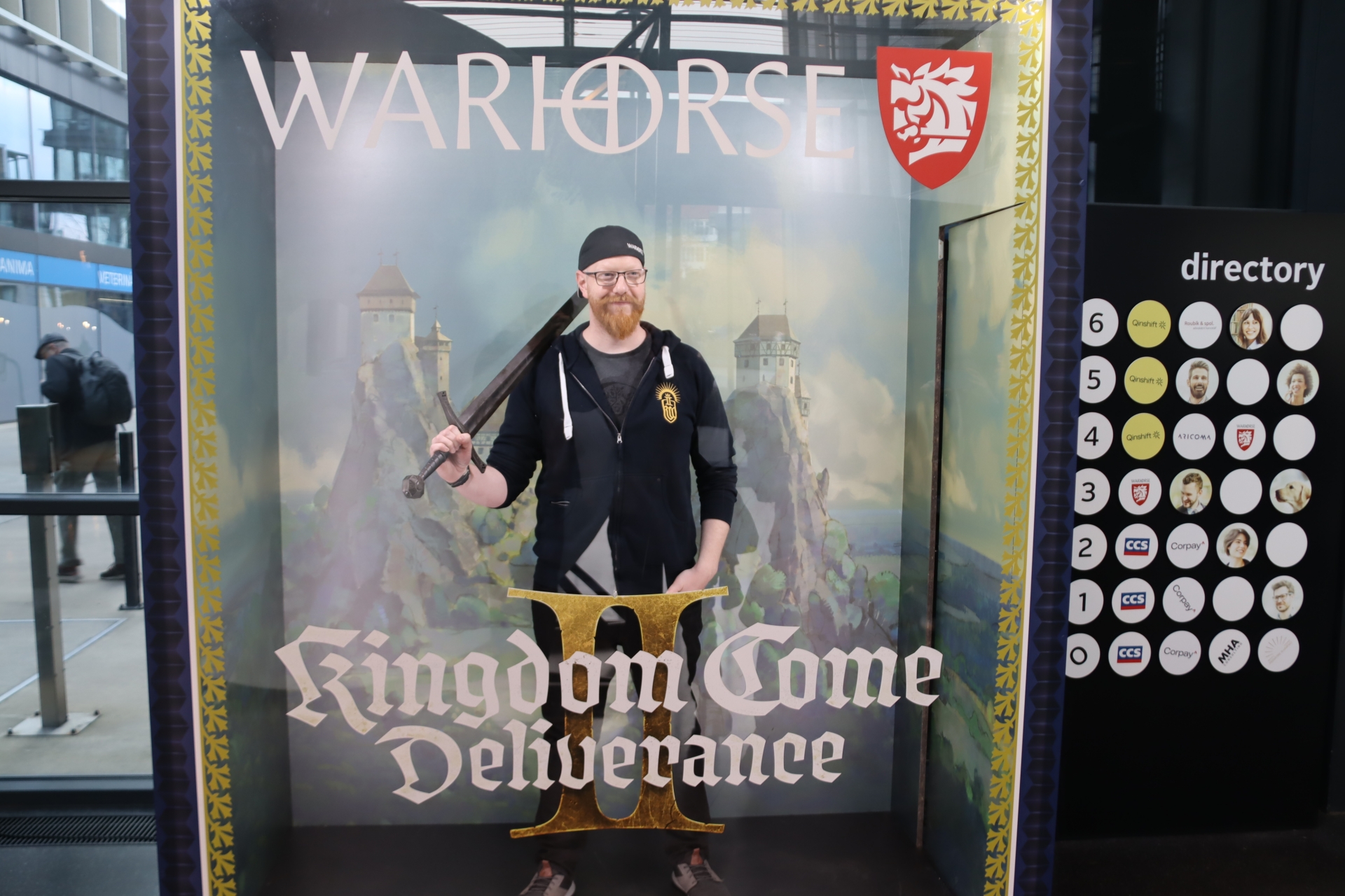 玄関のフォトスポットに自ら入るツヴィリング氏