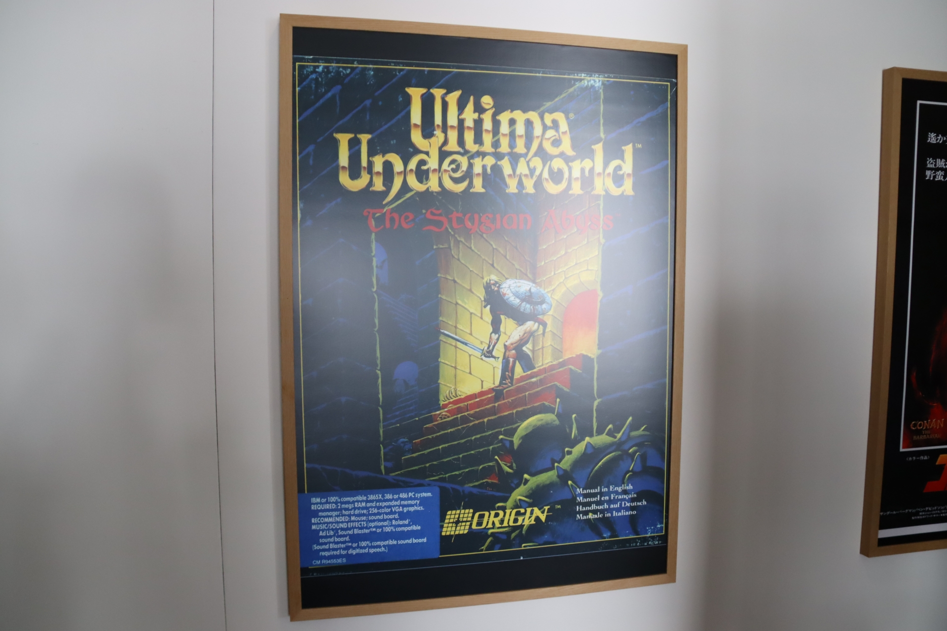 社内の壁には名作映画＆ゲームのポスターがずらり。Warhorse Studios共同設立社のダニエル・ヴァーヴラ氏のアイデアだそう。なお「KCD」＝ダニエル氏のゲームという認識が一部あるが、ツヴィリング氏は重要なこととして、「彼は我々のボスではない」ということを語った。「彼はクリエイティブディレクターで、会社の重要なメンバーだが、彼のスタジオではない。アイデアは彼のオリジナルだが、多くの開発者の1人に過ぎない。それほど大きなプロジェクトになっており、彼のプロジェクトではない」そう