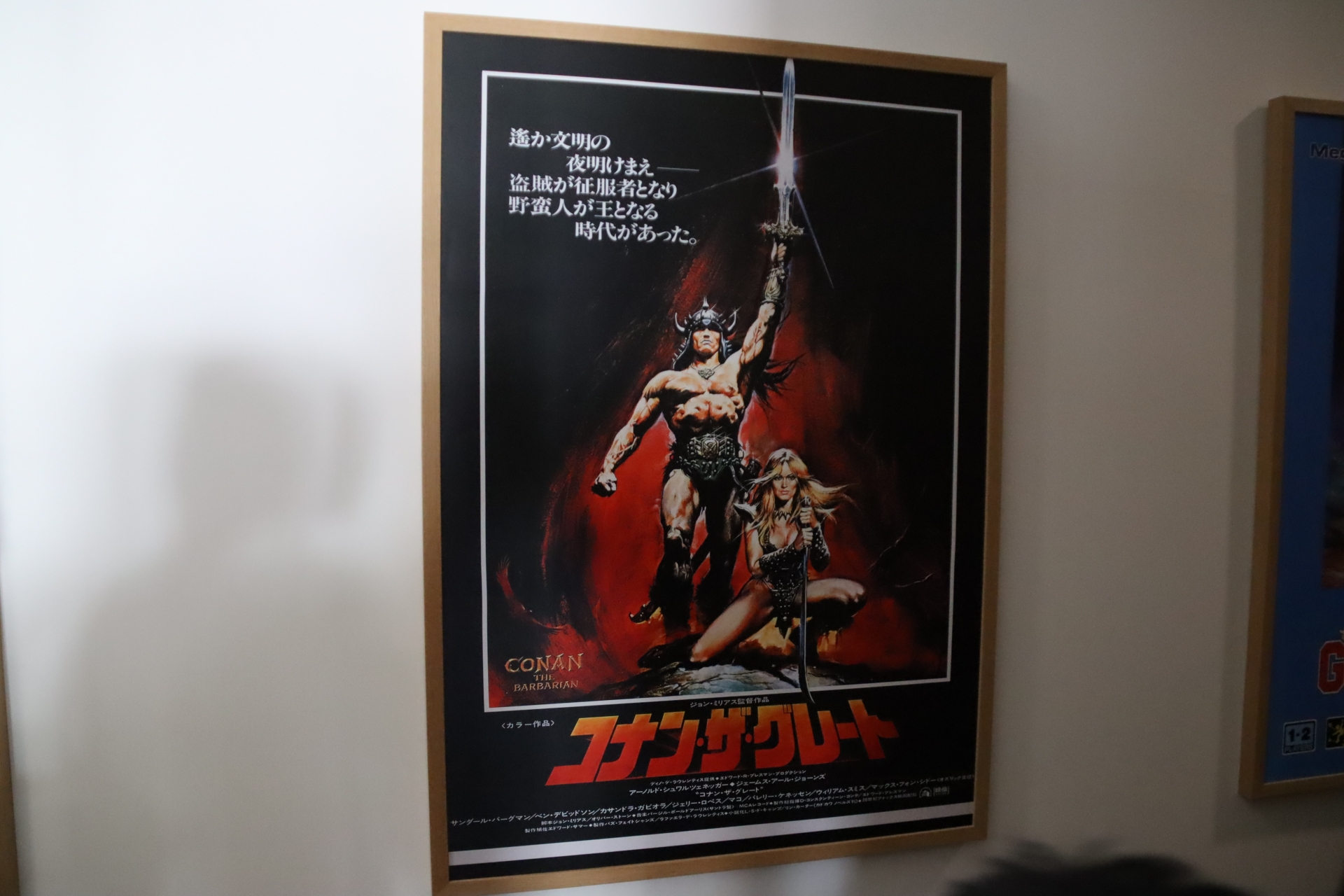 社内の壁には名作映画＆ゲームのポスターがずらり。Warhorse Studios共同設立社のダニエル・ヴァーヴラ氏のアイデアだそう。なお「KCD」＝ダニエル氏のゲームという認識が一部あるが、ツヴィリング氏は重要なこととして、「彼は我々のボスではない」ということを語った。「彼はクリエイティブディレクターで、会社の重要なメンバーだが、彼のスタジオではない。アイデアは彼のオリジナルだが、多くの開発者の1人に過ぎない。それほど大きなプロジェクトになっており、彼のプロジェクトではない」そう