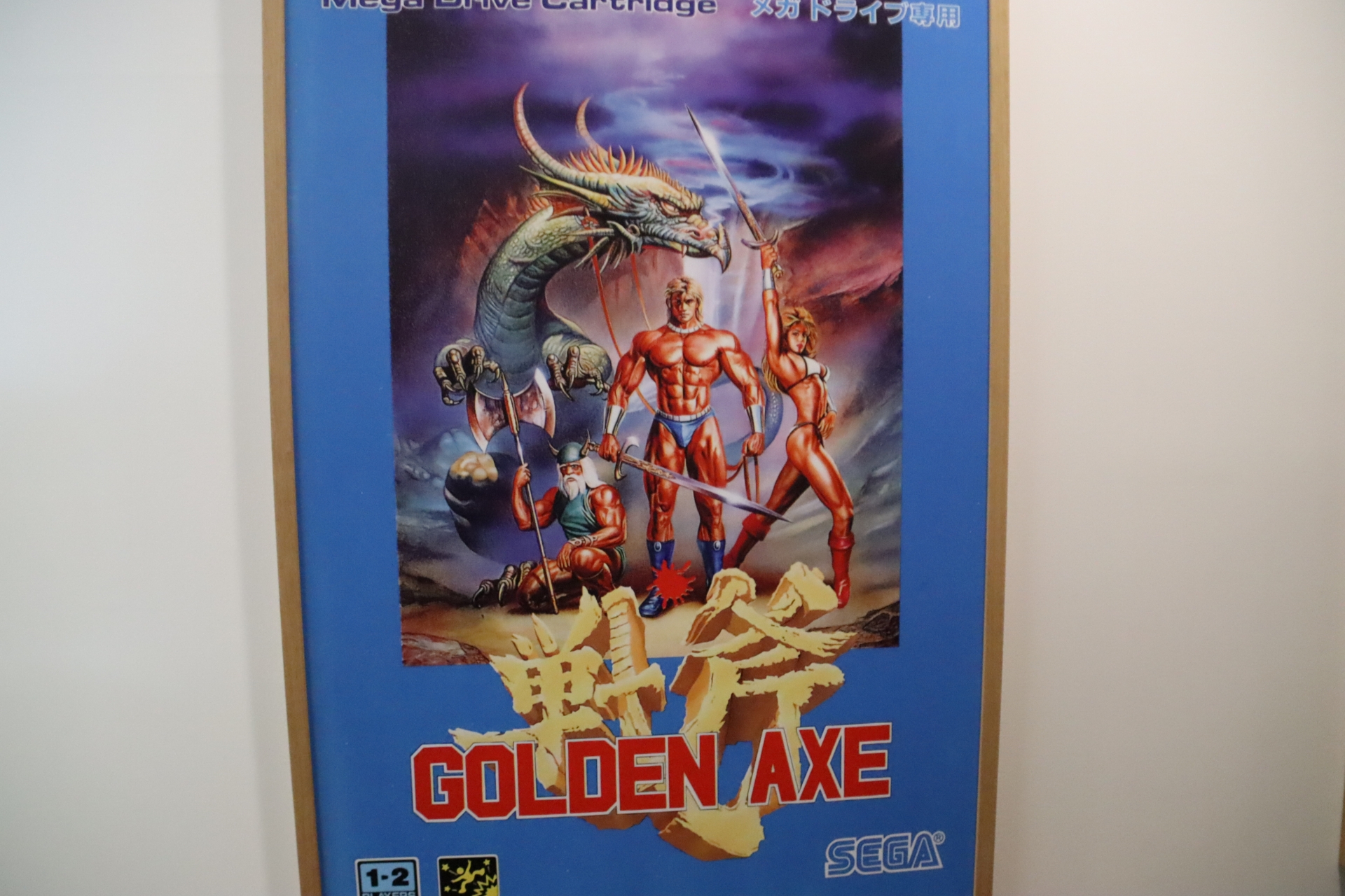 社内の壁には名作映画＆ゲームのポスターがずらり。Warhorse Studios共同設立社のダニエル・ヴァーヴラ氏のアイデアだそう。なお「KCD」＝ダニエル氏のゲームという認識が一部あるが、ツヴィリング氏は重要なこととして、「彼は我々のボスではない」ということを語った。「彼はクリエイティブディレクターで、会社の重要なメンバーだが、彼のスタジオではない。アイデアは彼のオリジナルだが、多くの開発者の1人に過ぎない。それほど大きなプロジェクトになっており、彼のプロジェクトではない」そう